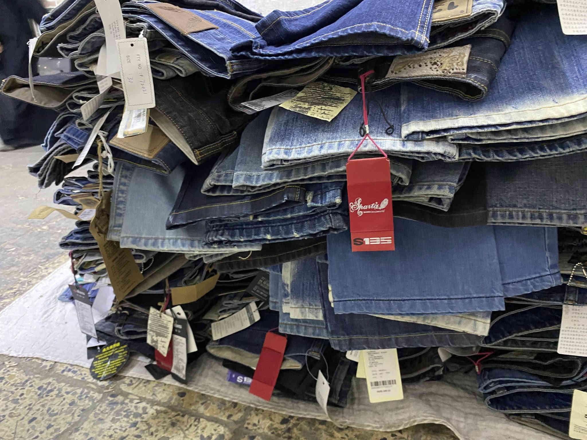 سلام عليكم شروت بناطير وبجايم الوان القطعه ب الف دينار  
كلو جديد مفتوح عدهم كلهم واخذ قياسات والوان مشكله  
***********  / *********** 
او مرسلة موقع  موصل ايسر الكرامة
