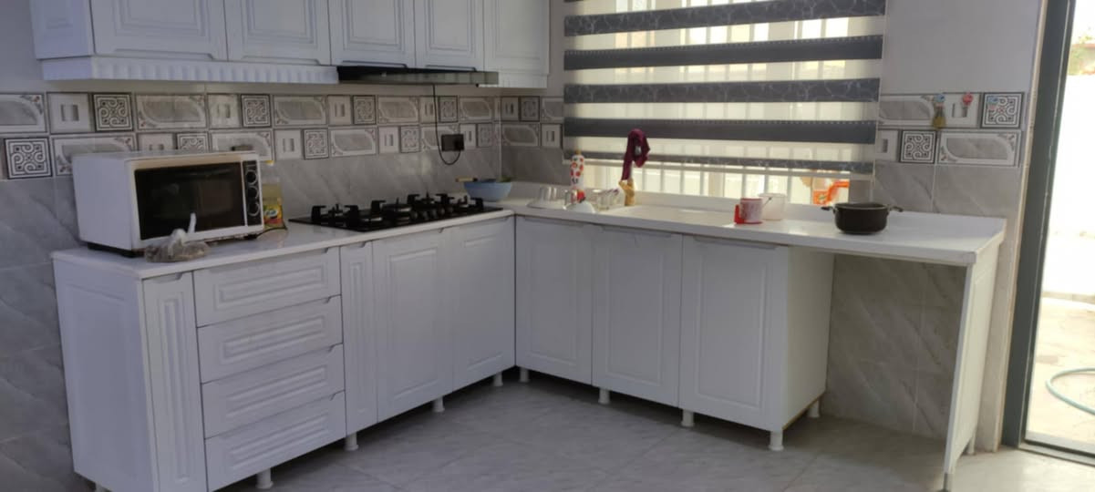 ديالى خانقين منطقه ملا عزيز بيت للبيع مساحة البيت 1000مترحديقه خلفيه مساحة البيت200متر سعر البيت55مليون البيت طابقين البيت زراعي توزيع بلديه البيت مكان كراج موجود وطارمة اماميه طابق ثاني ثلاث غرف وصحيات وطابق ارضي غرفه نوم وغرفه خطار وهول ومطبخ وحمام البيت فول سيراميك سقف ثانوي 
رقم هاتف *********** خناقين, ديالى
