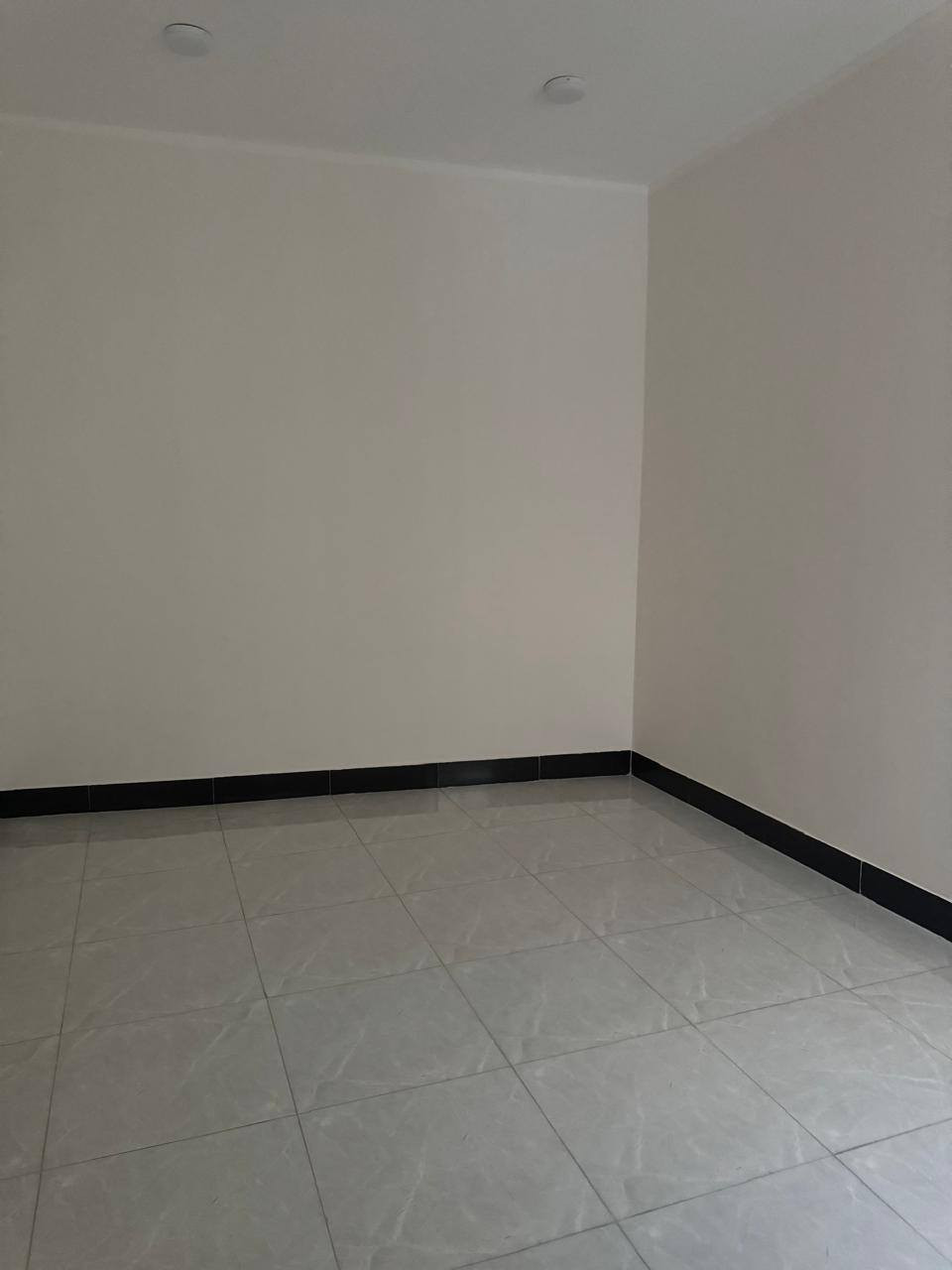 رمضان كريم  دار للبيع بحي سبل ثانيه زراعي مساحته 200 متر بناء حديث صب كونكريت ما مسكون قرب المدرسه جاهز ماي مجاري كهرباء مشمول بطويب يتكون من 2غرف نوم أو صاله ومطبخ واستقبال ومجموعة صحيات لاستفسار واتساب ***********
