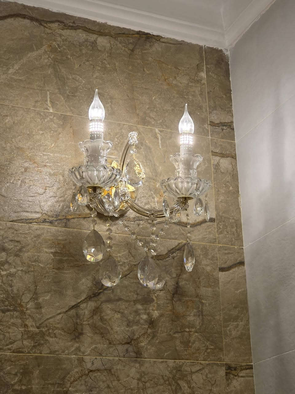 ثريات العدد ٢ مع البرانكيت العدد ٤ نضيفات كلش مكاني البصره السعر ٣٥٠ الف  ***********
