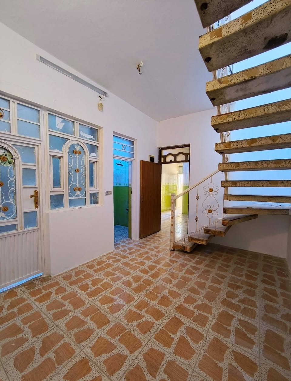 سلام علیکم متوفر بيت للبيع بحي النداء طابو صرف نظيف وغير مسكون حاليا على شارع ۲۰ مساحه 100 متر عکاده درجه اولى شيلمان الأولي الأوكراني يتكون من استقبال وكلدور ومطبخ وغرفتين نوم وحده جوا والثانيه فوك تكون جبيره ع طول البيت تكدر تقسمهة بقاطع وتصير غرفتين إذا تريد وصحيات ثلاثه جوا وفوك وبرا بالحوش السعر 83 مليون وقابل للتفاوض للاستفسار الاتصال او مراسله على الرقم ***********
