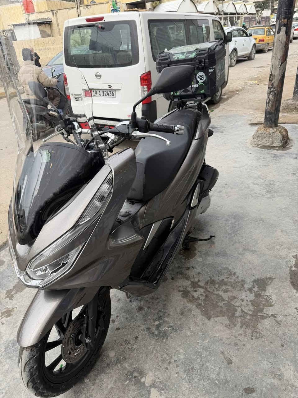 PCX 150 جيل ثالث ياباني 🇯🇵
الي يعرف الـ PCX يعرف شنو معناها… راحة + قوة + صرفية قليلة

الدراجة مو مجرد شكل، وصور وصول المزاد مال اليابان موجود هم
هذي مضمونة استخدام ونظافة حقيقية

✔️ محرك 150cc ناعم جداً (يمشي بدون أي صوت أو رجّة)
✔️ ما بيها ولا فلس صرف – جاهزة 
✔️ اقتصادية جداً بالبنزين (تريحك من المصروف اليومي)
✔️ مريحة كلش للدوام والمشاوير الطويلة
✔️ بيها زجاج أمامي تحميك من الهوا
✔️ بوكس خلفي جاهز (مفيد للشغل أو التوصيل)
✔️ دراجه بيها نظام ABS 
✔️ نظام التوقف في الازدحام
✔️ بصمات عدد 2
الدراجة مفحوصة ومجربة
وتكدر تفحصها بأي مكان تحبه، واني واثق منها

💰 السعر: 21 ورقة
وسعرها بصراحة أقل من وضعها
(السعر بي مجال للشراي فقط)

⚠️ ملاحظة:
الي يدور على دراجة نظيفة ويرتاح منها فترة طويلة،
هاي فرصته… لأن بهيج نظافة وبهيج سعر ما تبقى هواي

📍 المكان: [بغداد الوشاش]
📞 ***********
واتساب فقط

