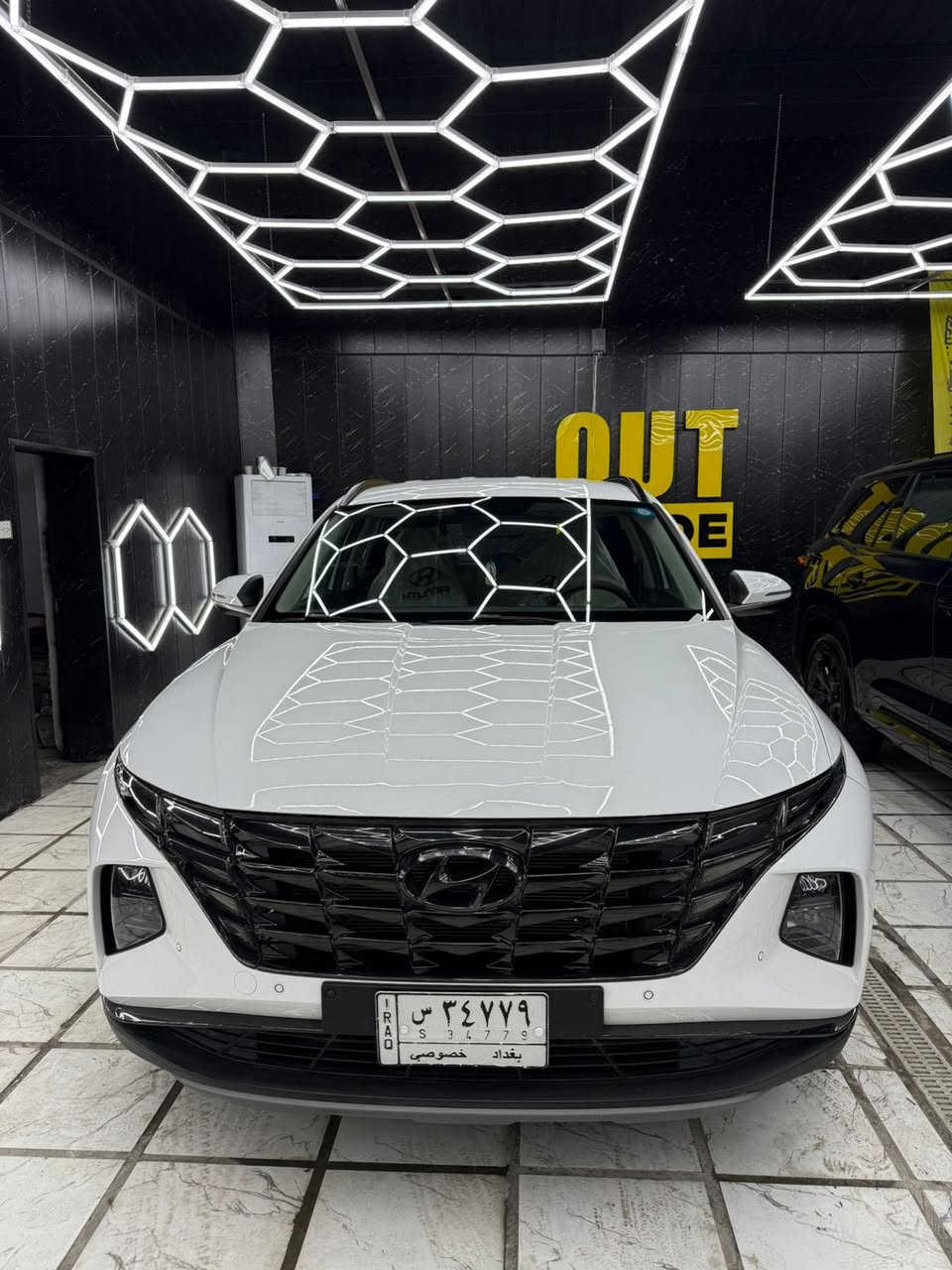 السلام عليكم 

للبيع هونداي توكسان 
موديل 2023
وارد خليجي 
رقم  بغداد
غير متواجد على الفيسبوك ✅
 المسافه (65)الف
كفالة عامة من الصبغ والتبديل 
فقط بارد بسيط بالجاملغ الامامي عكس السيايق موضح بالصوره

      المواصفات:-
☘️ حجم المحرك 2000 
‏☘️ مفتاح التشغيل بصمة ( بصمات عدد 2) 
‏☘️ تشغيل عن بعد 
‏☘️ الهاند بريك بصمة 
‏☘️ حساس امامي 
‏☘️ حساس خلفي 
‏☘️ تحكم مقود جهتان 
‏☘️ مثبت السرعة 
‏☘️ ويل كب كروم 
☘️ شاشة ابل كار بلي 
☘️ كاميرا دوارة 
‏☘️ اريل نفكيتر
‏☘️ نظام التزحلق 
‏☘️ بك لايت ledمتصل 
‏☘️ كشافات زينون 
‏☘️ المري قابلة للطي 
‏☘️ اشاير بلمرايا 
‏☘️ نظام التزحلق 
‏☘️ ايرباكات  
‏☘️ المقاعد الامامية كهرباء عدد 2 
‏☘️ شاحن واير ليس
☘️ نقطة نزول المنحدرات 
☘️ بردات ابواب خلفية 
‏☘️ تبريد امامي و خلفي  
☘️ درايف مود 
‏☘️ اوتو هولد
السعر 210 ورقة وبيها مجال للشراي مكان السيارة بغداد 
***********
السيارة مكفولة من التبديل والصبغ على البلاد 💥بيها فقط بارد بالجاملغ عكس السائق اقل من شبر
ورصعه بالبنيد ما مصلحها
