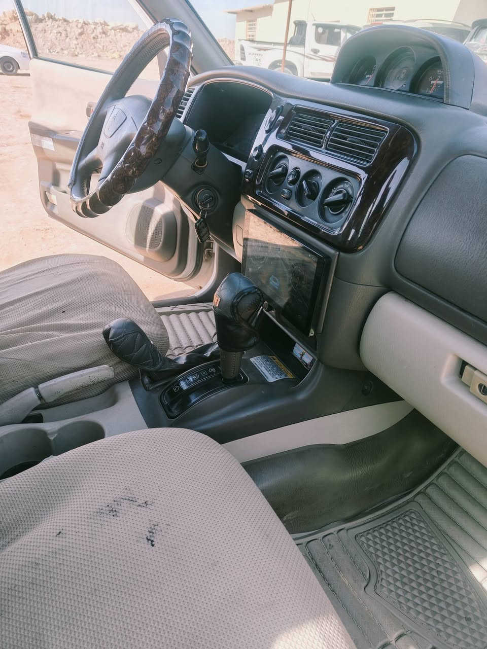 ناتيفه 2008 رقم دولي بسمي مكفوله كفاله عامه مكينه جديد كير اكسن فور ويل كله جديد 110اوبيه مجال سياره مال جناي ***********
@إشارة
