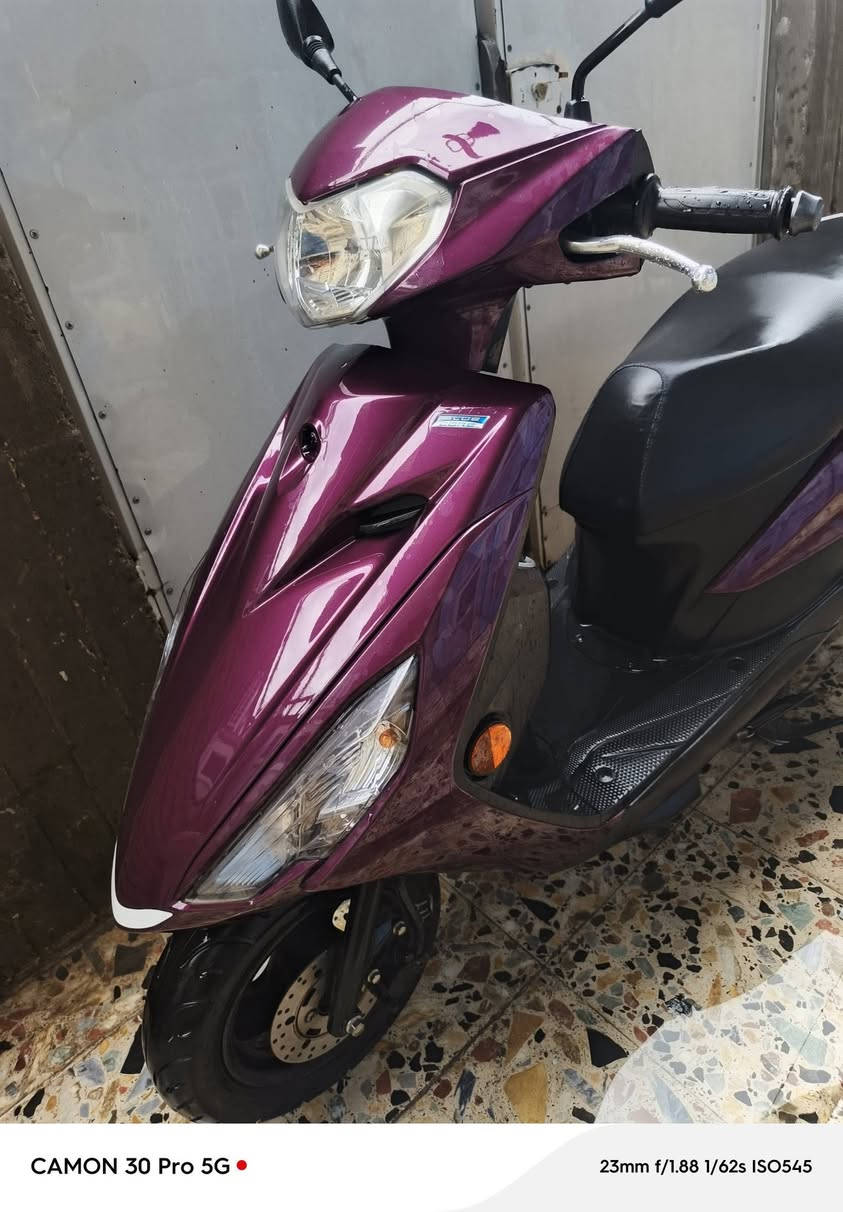 السلام عليكم شبابنا الطيبة 🌹❤
دراجة ياماها اكزز حديث ياباني قبق نفخ لون كرزي الدراجة جديدة بمعنى الكلمة 
حجم المكينه ١٢٥ 
سرعة ١٤٠ ✈️
شلعة ومعدل 💢
نظام ايكو اقتصادي يعني تنسى البنازين
حساس استان جانبي 
الدراجة صارلها شهر و٢٠ يوم من نازلة من الرمبة من معرض معروف ببغداد ووصلها موجود اشتريتها ماشية ٩ الف وهسه ماشية ١١ الف 
شوفة عينكم الدراجة شلون جديدة ونضيفة واديرلها بانزين كلة محسن والمكينة مالتها خرسة الله شاهد ودهن اديرلها كلة موتل وتعرفون بعد جودة الدهن هذا
اخوان الدراجة معتني بيها وتاخذها مني تترحملي  
 الدراجة ماخذهة ب١٣ ورقة وصارلها عندي اقل الشهرين وما طالع بيها هواي شوفة عينكم ماشية الف كيلو وشوي
رايدها ب١١ ورقة مليون و٦٩٠ الف وبيها مجال بسيط تجيني وتجيب وياك اقوى فيتر بالعراق يفحصها 
اليكول غالية وسعرها غالي خلي يروح يشوف غيري بدون ما يكسر بالسلعة
والشراي يخابرني لو يراسلني ويجيني للبيت ياخذها ويشلع عيوني 
وهذا رقمي ***********
موجود خاص وواتساب 
مكاني بغداد مدينة الصدر 🏠
واسف على الاطالة ❤
