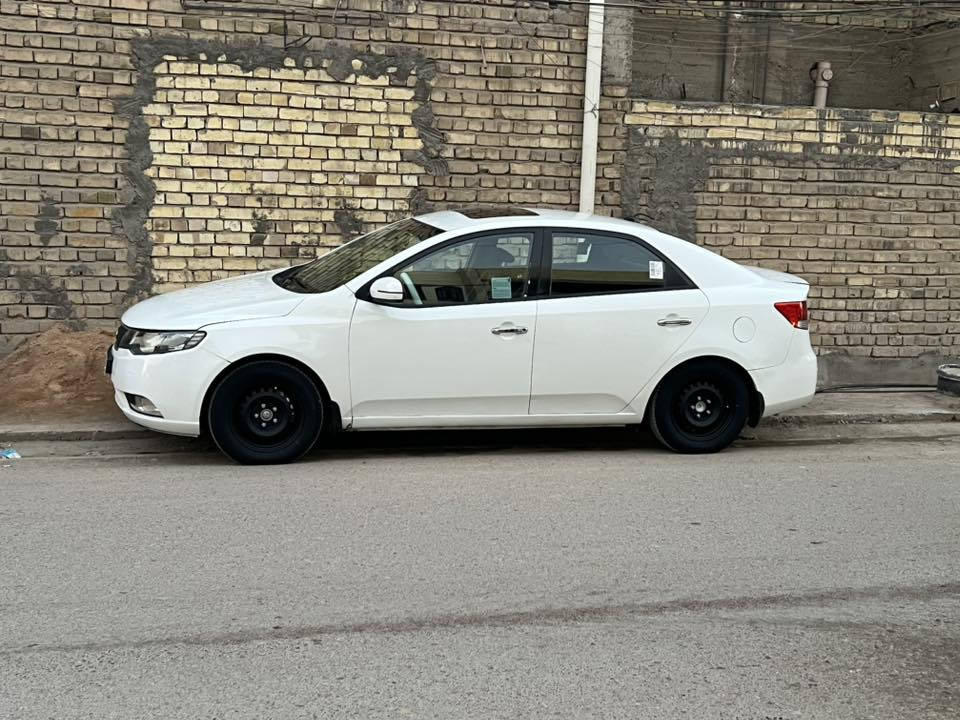 السلام عليكم
سيراتو 2013 محرك 1.6 خليجي رقم اربيل الجديد سنوية لغاية 2029 بسمي السنوية فول مواصفات عدا البصمة 
سلايت روف شفتات سرعة حساسات شاشة اندرويد وكامرا داخل جديد تخم ويل وتاير قبل سبوع شديته مكينة وكير لوك وتبريد ثلج
صدر امامي خلفي مع الدبلات جديد قبل شهر شديته ادامة كاملة لمنضومة البانزين السيارة بيها طخطخات بسيطة ومصلحة 
السعر 100 وبيها محال بسيط 
عنوان بغداد الغزالية 
***********
