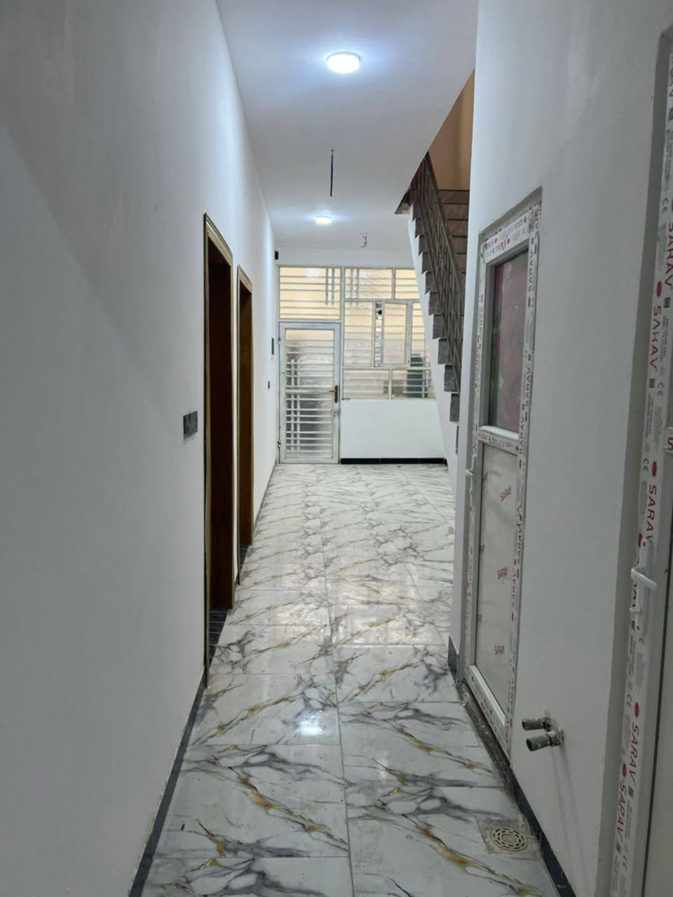 بيت للبيع مساحه ١٠٠ م طابو زراعي سند ٢٥ بناء جديد طابق واحد يحتوي على استقبال وصاله ومطبخ وغرف نوم وصحيات 
سعره ٨٠ مليون. عنوان كربلاء البوبيات عمود ٦٠ قرب أسواق برتقاله   أي استفسار اتصل *********** نستقبل جميع العروض في انحاء كربلاء.
