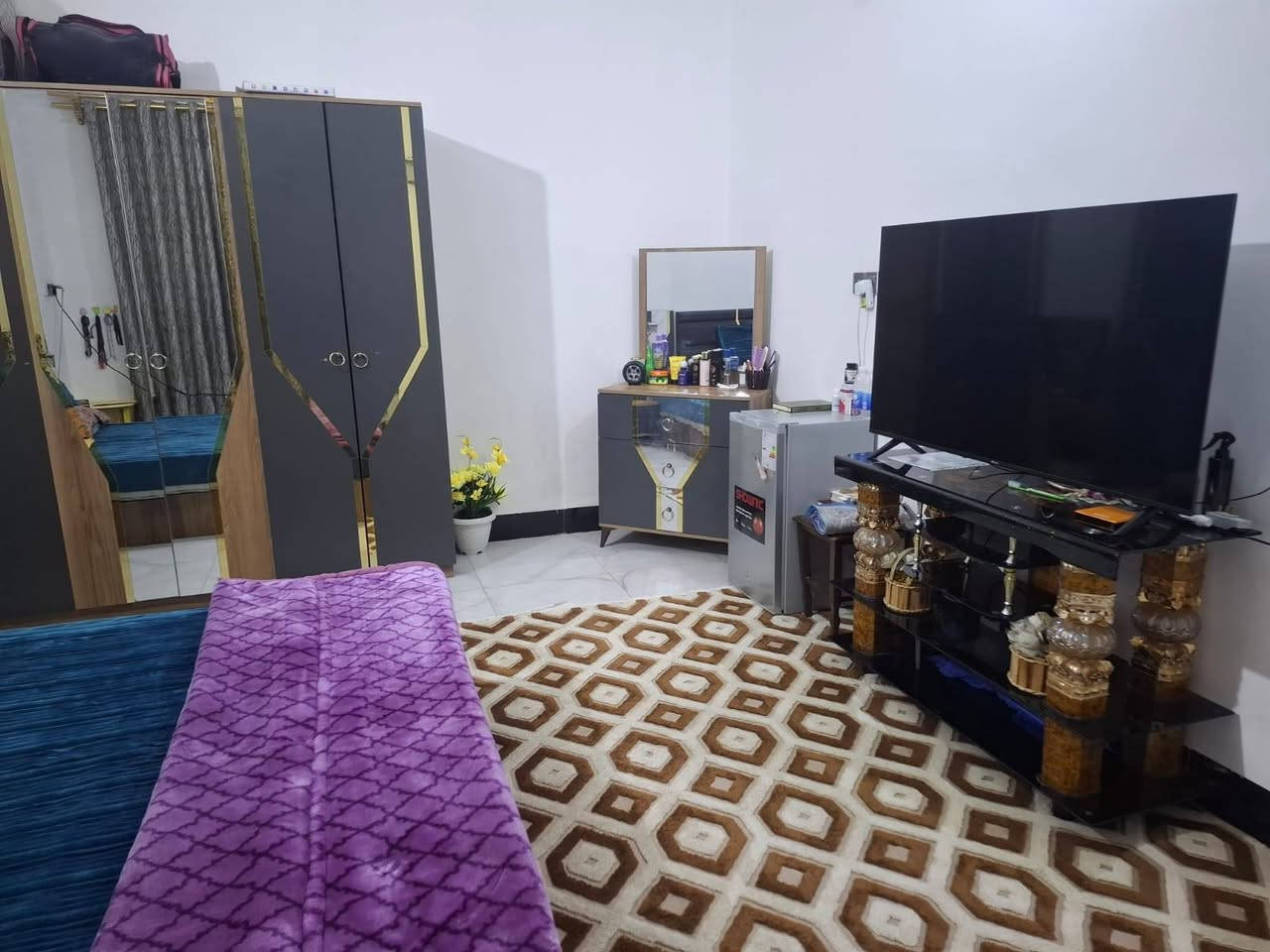 السلام عليكم /من رخصة الادمن دار للبيع في منطقة بوب الشام بناء جديد الجنس زراعي/ تبليط +مجاري +كهرباء+ماء المساحة 300 متر مثل ماموضح  بالصور طابق واحد 'غرفتين نوم وصالة واستقبال ومطبخ ومنور عدد 2 وحديقة وگراج  للاستفسار الاتصال على هذا الرقم /***********
