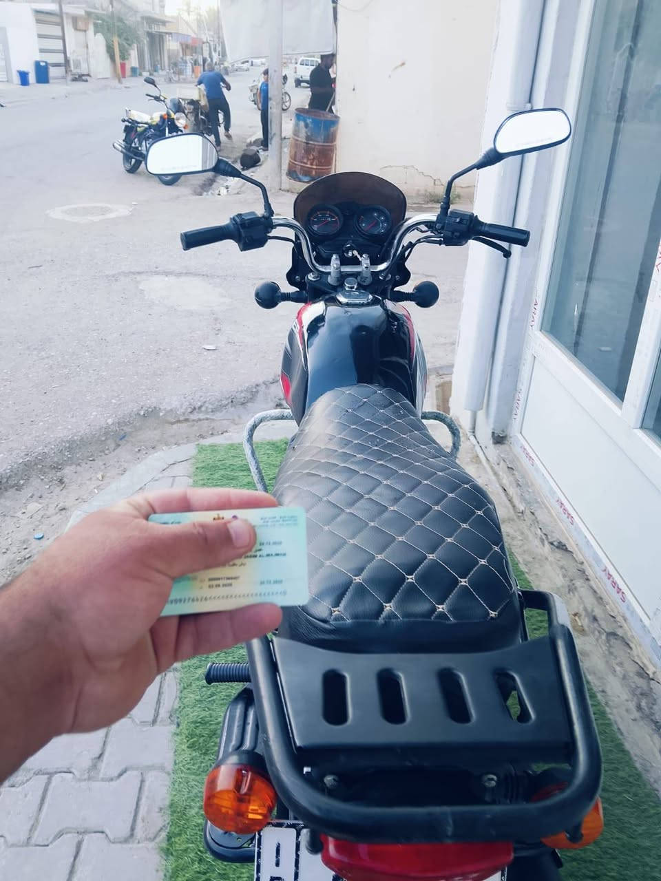 سلام عليكم دراجه بوكسر موديل ٢٢ مرقم رقم ديالئ سنويه ولوحه تحويل نفس ليوم دراجه جديده بمعنئ الكلمه مكفول مابيه اي نقص محرك بلادي  الشراي يتصل *********** مكاني ديالئ بعقوبه
