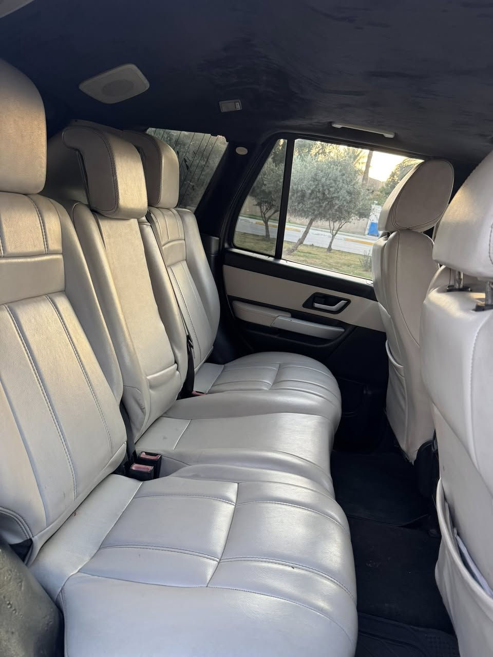 السلام عليكم ورحمة الله وبركاته
للبيع للبيع🔥🔥🔥
RANGE ROVER 2008 محدث 2013 رانج روفر
السيارة نظيفة كلشش  جاملغ خلفي فقط صبغ 
محرك 8 سلندر بدون سوبر المرغوبه محرك جديد 
كير جديد
صدر السيارة نظيف 
مواصفات :.
🛑فتحة سقف
🛑تحكم ستيرن
🛑شاشه
🛑 تخم تاير جديد 
السعر 120$ وبيها مجال للشراي
 وبقية المواصفات المتعارف عليها
مكان السيارة بغداد المنصور شارع ١٤ رمضان
للاستفسار الاتصال واتساب ***********
