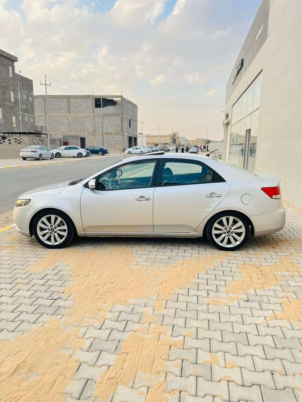 السلام عليكم…
… للبيع كيا سيراتو 2011 سلفر 
فول 1/1
رقم اربيل دولي هزة وسنويه قبل 20 يوم جددتهن 
المواصفات  محرك 16
داخل اسود 
1/بصمه +بصمه ابوب  ..
2/سلايت  
3/شفتات ستيرن  
4/تحكمات ستيرن جيهين 
5/كشنات جلد 
6/تبريد لمس 
7/كامره اصلي شركه بل مرايه  
8/كير اوتماتيك +عادي 6 نمر 
9/حساسات خلفية 
10/مري شفط اشاير بل مري 
11/ يدات نيكل 
12/ويل كب 5حجم 17  5 تايرات جدد 
ضرر ما بيها بس  رش بوند توحيد لون بس  ما مبدل 
دواخل السيارة نضافه فول 
كهربائات كلها شغاله تبريد تدفئه شرط 
السعر 112 
مكانها موصل ايسر  شراي تجي تشوفها ب اي وقت تريد 
*********** 
***********
