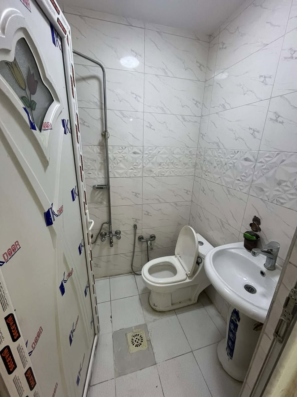 📍المنصور الداوودي محلة 613 

دار للبيع مساحة 50 متر 

تفاصيلة : صالة - مطبخ - صحيات عدد 2 + 3 غرف نوم 

تاريخ البناء : 2023

عرض الشارع : 12 متر 

واجهة البيت : 4 متر 

يوجد تصوير فديو كامل على الواتساب 🤳 

للاستفسار اكثر اتصال + واتساب : 

***********
