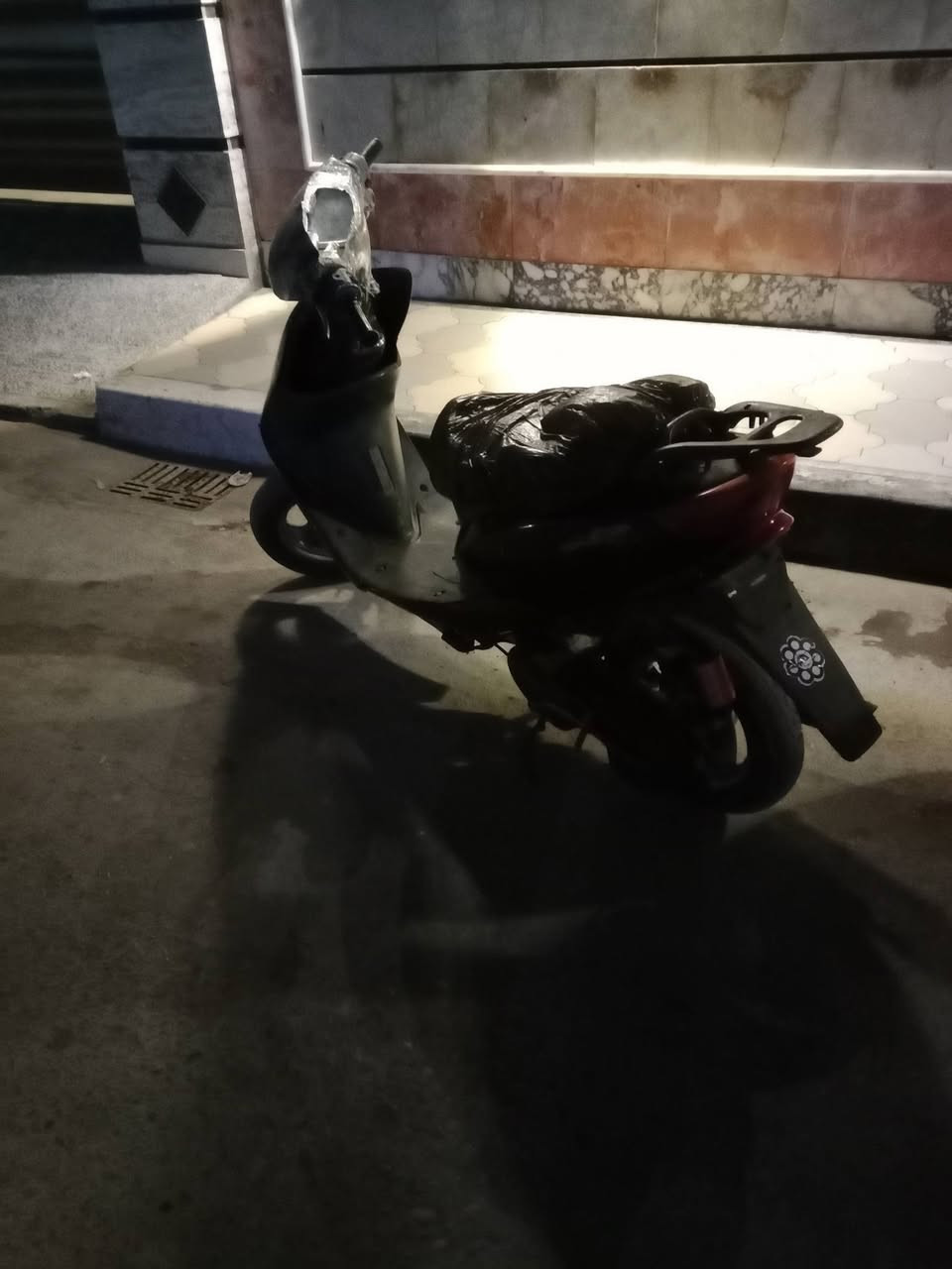 السلام عليكم ورحمة الله دراجة عصفوريه للبيع عداد شغال وبانزين هم شغال دراجة هندر واحد بلاديه من طول للطول عوزه بس كلوبات اماميه اشايره شغاله بيه سويجين مكينة مكفوله كفاله عامه ***********مكاني بغداد بلديات سعر 180وبيه مجال
