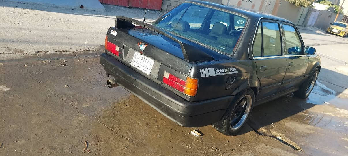 BMW زعرة موديل 1991
مكينه ٦ كبس دجيتال 
كير عادي 
سيارة مرتبة ونضيفة 
كهربائيات جديدة 
حدادية جديدة 
داخلها نظيف دوشمة كاملهة للسيارة 
اني الشرعي 
سعر ٣١ وبيها مجال شوية ... نقد فقط 
***********
سيارة بمحافظة نينوى
