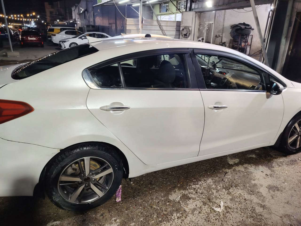 السلام عليكم جميعا سيارة فورتي 2017 gdi محرك 2000  وبصمة  وكاميرا خلفية فئة Ex الفول  كاشنات تدفئة وتبريد والسعر 115 الف دولار وبيها مجال حي الخضراء والضرر جزء من البنيد والجاملغ وموضح بالسونار وسيارة مال بيت علئ كدا الشغل والبيت
***********
