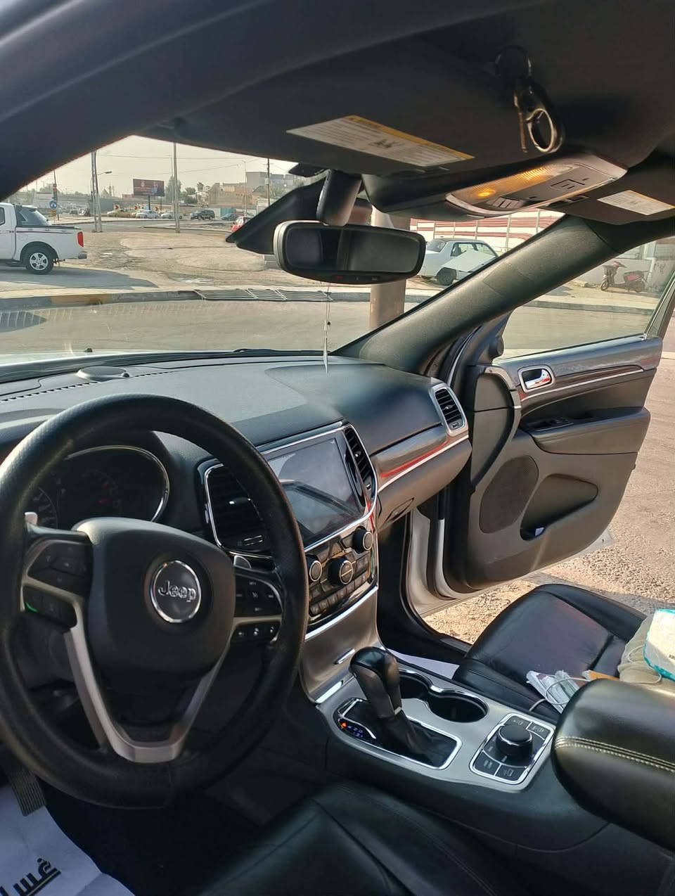 جيب كراند شيروكي ترايل هوك :2019
- المحرك: 6 سلندر، 3600

المواصفات:
- شاشة كبيرة
- كاميرا خلفية دوارة
- تبريد مزدوج
- مقاعد كهربائية مع تدفئة وتبريد
- تدفئة الستيرن والمرايا
- إشارات بالمرايا
- نظام مراقبة النقاط العمياء
- رادار خلفي
- نظام إيقاف تلقائي
- وضعيات قيادة متعددة
- صندوق كهربائي
السيارة كاملة المواصفات
تفاصيل اكثر يرجى تواصل ع خاص رجآء


**إذا كنت صاحب هذا الإعلان وتريد حذفه لأي سبب، رجاءا أرسل رسالة إلى الدعم الفني**