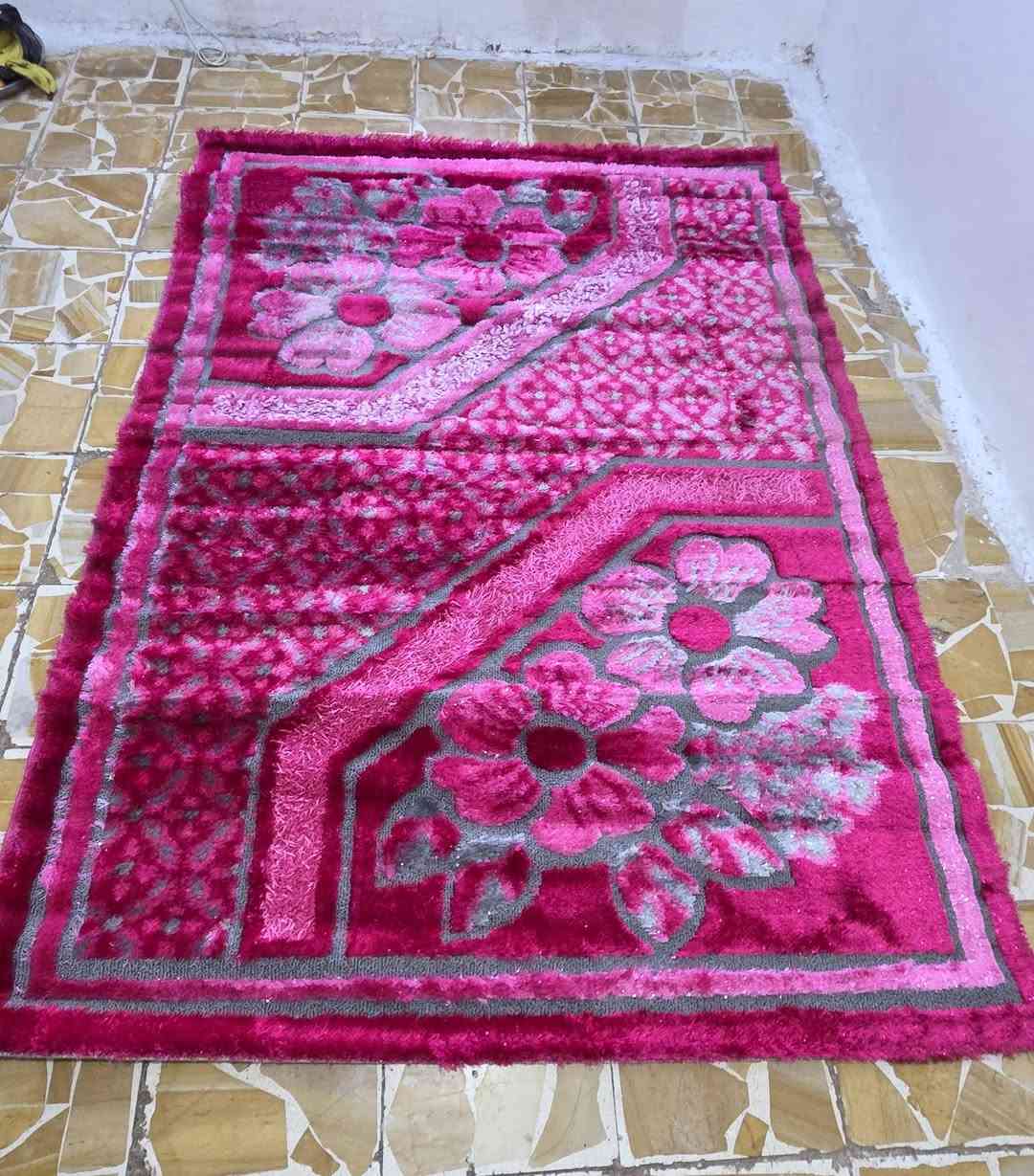 زولية جديدة غير مفروشة الطول ٣ متر والعرض ٢ متر السعر ٧٠ الف الغزالية واتس اب ***********
