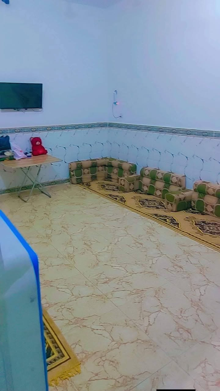بناء جديد كله طابوك ورباطات والسكف كونكريت ارضية بورسلين وسيراميك المطبخ والحمامات درجة اولى زراعي مساحه 100
غرفه  وصالة ومطبخ دوانيه منور  حمام داخلي  وحمام خارجي السبل الاوله هاتف ***********
سعر 35 بي مجال
***********
بناء جديد كله طابوك ورباطات والسكف كونكريت  ابناء حديث  درجة اولى زراعي مساحه 100
