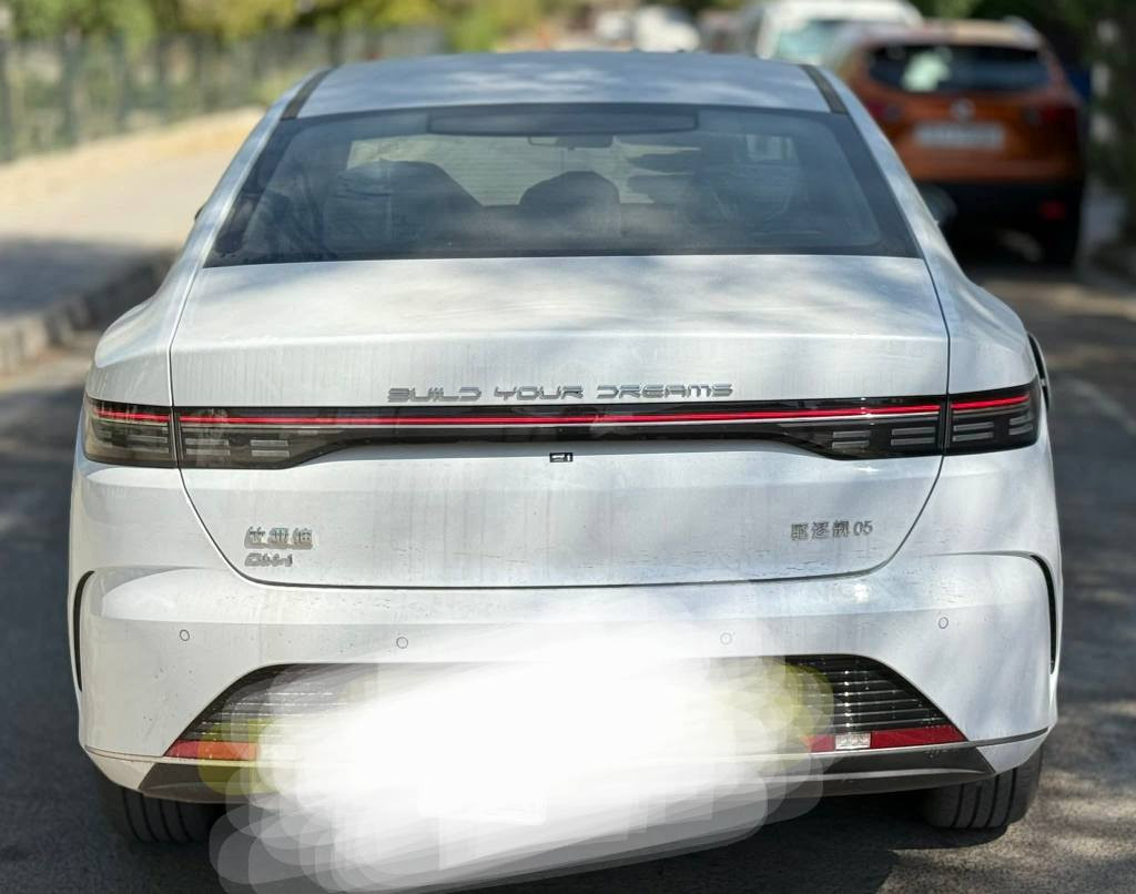 ديستروير BYD 
- Destroyer BYD 05 
وصول وجبة جديدة من  BYD 2025 دستروير 05

▪️ :
تفويله البانزين تمشي اكثر من 1200 كيلو .
 سعة المحرك: 1500cc هايبر
• سعة خزان الوقود: 48 لتر.
 • حجم البطارية: 8.3 KWh (Blade Battery – LFP الأكثر أماناً).
 • تقطع مسافة: 55 كم على الشحن الكهربائي فقط.
 • المسافة الكلية: 1200 كم بالفل.
 • قوة المحرك الكهربائي: 132 KWh.
 • العزم: 316 N.M.
 • القوة: 179 HP.
 • التسارع: 0 – 100 كم/س خلال 6.9 ثانية.
 • نوع الدفع: أمامي.
💎 المواصفات الداخلية والخارجية:
 • ✅ مقاعد جلد فاخرة.
 • ✅ جنط قياس 16 إنش.
 • ✅ شاشة وسطية 12.8 إنش + شاشة عدادات 10.25
 • ✅ نظام تشغيل عن بعد  + دخول ذكي.
 • ✅ أوامر صوتية للتحكم بالسيارة.
 • ✅ 12 سماعة عالية الجودة.
 • ✅ هاندبريك كهربائي (Auto Hold).
 • ✅ كاميرا خلفية + حساسات خلفية.
 • ✅ حساس مطر.
 • ✅ زجاج ملون.
 • ✅ نظام إضاءة نهارية LED.
 • ✅ عجلة قيادة جلد.
تواصل فقط اتصال على رقم الهاتق *********** بغداد, العراق
