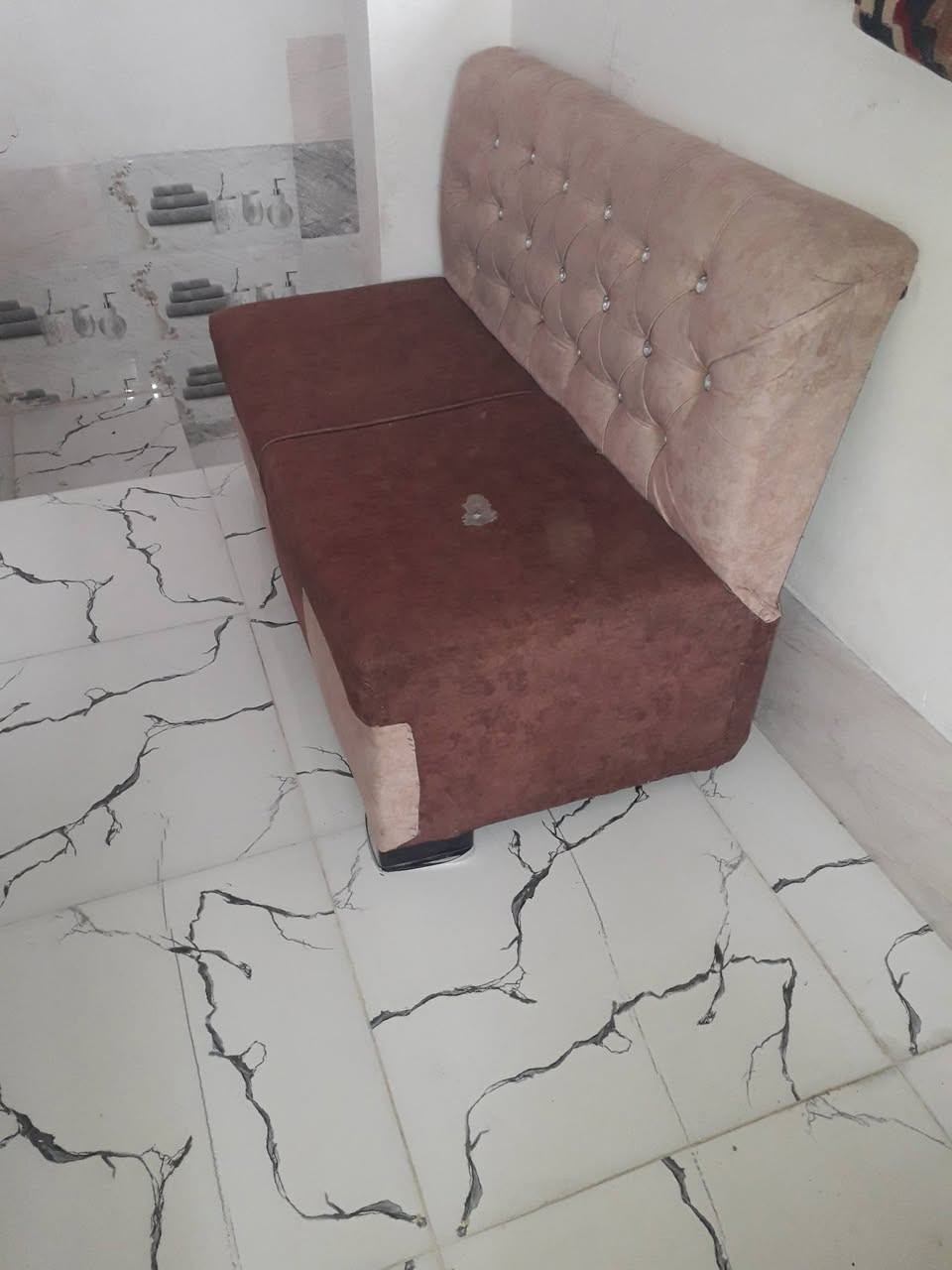 السلام عليكم شباب اغراض حلاقة للبيع كرسي
ومري عدد ٤ وغنفة وميز الالي جوة مرايات يصير الشراي يجي خاص او تصال واتساب او مخابرة 
*********** اسيا 
كورك ***********
