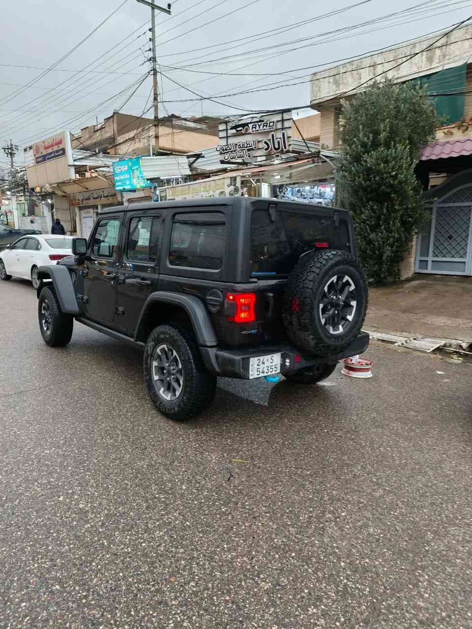 نوع السيارة : جيب رانكلر روبيكون أعلى فئة
موديل السيا رة :2024
حجم محرك 4 سلندر هايبرد 4XE
استيراد شهر ال8 صاحبها الشرعي مستوردها
مرقمه دهوك جديد 
مواصفات: 

بصمة تشغيل 
تبريد قطعتين 
دفع رباعي 4*4 
8نمر
تحكمات تحديد سرعة اوامر صوتية 
شاشة كبيرة 
كامره
سستم سماعة البني 
انظمة hybrid.electric.saev 
تراكشن مانع انزلاق 
نظام اوتو ستوب 
لايت زينون LED
حساس خلفي 
رادار خروج عن المسار 
رادار خلفي 
رادار امامي 
رادار نقطة عمياء 
مكان السياره (موصل) 
السعر ٣٥٠ وبي مجال 
للأستفسار : ***********   او مراسله خاص
