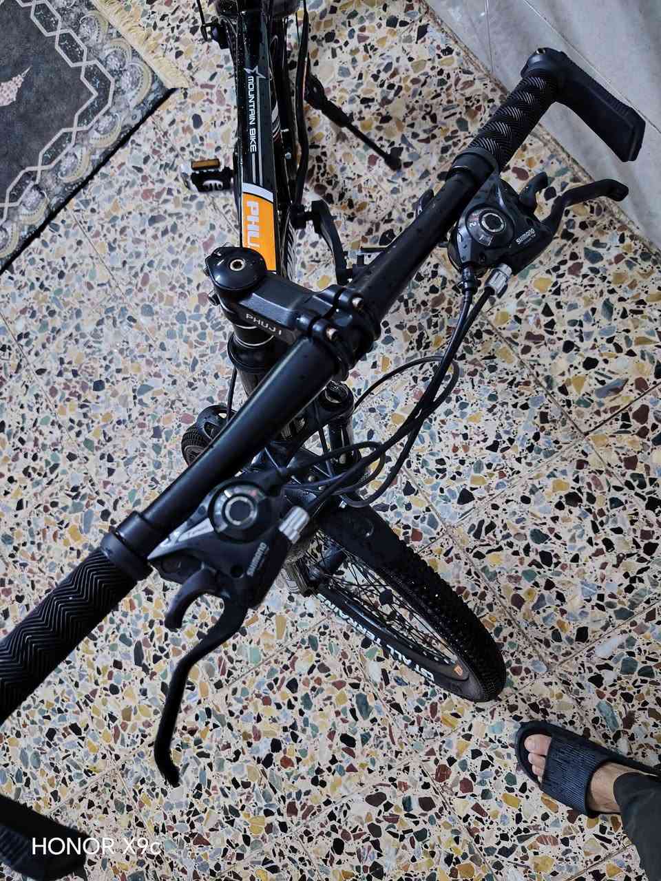 ب
🚲🔥 فرصة ما تتكرر – دراجة PHUII رياضية بحالة ممتازة جداً 🔥🚲
إذا تدور دراجة نظيفة وجاهزة بدون وجع راس، هاي إلك 👌
✔ كير 3×7 ( 10 سرعة) تبديل ناعم جداً
✔ بريكات دسك أمامي وخلفي قوية وثابتة
✔ دبل أمامي (مساعد) مريح بالحفر والمطبات
✔ تايرات جدد أمامي وخلفي (نقشة قوية)
✔ فريم سليم 100% بدون لحيم أو كسر
✔ استعمال خفيف جداً
✔ جاهزة استخدام فوري وما تحتاج دينار مصروف
الدراجة شكل + أداء 🔥
مناسبة للرياضة، الدوام، التوصيل، والتمشية.
السعر: 110 ألف
وبي مجال بسيط للجاد فقط 👍
رجاءً السعر واضح، لا يراسل إلا الجاد. 
الموقع: (الشعب حي البساتين )
اتصال ***********
