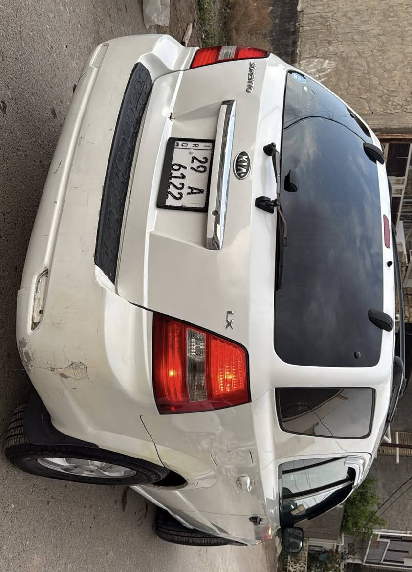 كيا سورنتو 2007 فئة LX لون صدفي 
رقم واسط مميز بأسمي سنويه تحويل مباشر 
محرك 3800 المرغوب فور ويل 
مصبوغه حزام وبيها ملاحظات وموجود سونار بالسياره 
مسوي ادامه للمحرك تخم تاير جديد باتري جديد 
سيارة حلوه وعمليه 
سعرها 83 وبيها مجال للجاد بالشراء 
***********

