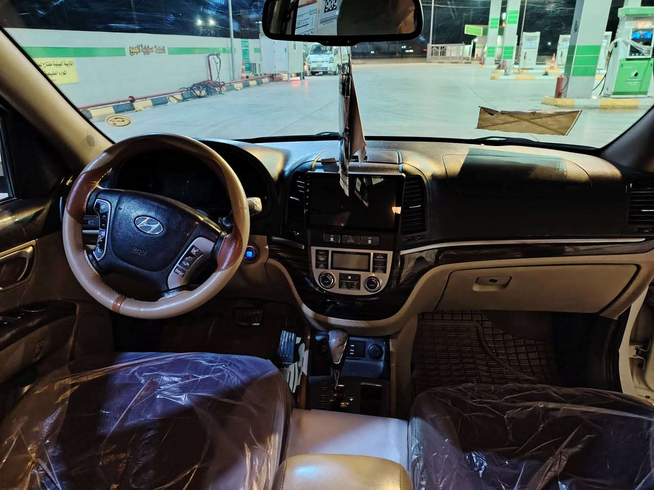 السلام عليكم سنتافي خليجي  البيع فول مواصفات فتحه بصمه مكينه 6 تخم تاير ويل كب تدفه تبريد السيارة جاهزه من كلشي صدر خير من الله ***********   سبعه راكب ***********  والعنوان واسط قضاء الصويره
