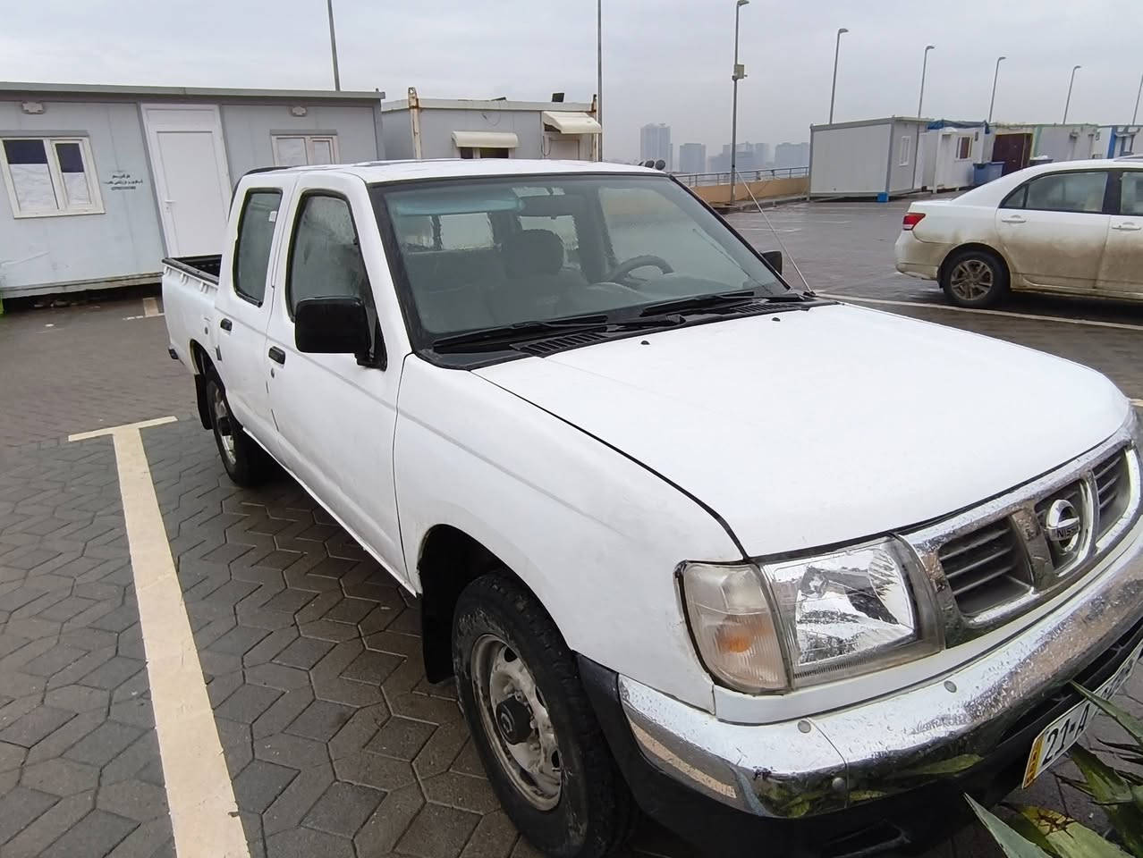 پیکاب نیسان  2002 ٧٠ وەرەقە و مەجال
ناو شاری سلێمانی
***********
ڕەقەم سلێمانی بەناوی خۆمەوەیە. سەنەوی مانگی 12 بەسەر دەچێت. a 
- تەبرید 
- پاوەر 
- کابرێتەر
- دوو پارچە ڕەش ( چەمەلەغی پێشەوە لای سایەق و بۆنیت)
-  جێ جێ پەڵەی تریشی هەیە . 
- پێشی دەعمێکی پێوەیە و بەتانەی لای سایەقی گرتووە.
- مەکینەی مانگێکە تەشفیتە. 
- گێڕ بەشەرت 
- سارد و گەرمی و کارەبایی هەمووی بەشەرت .
