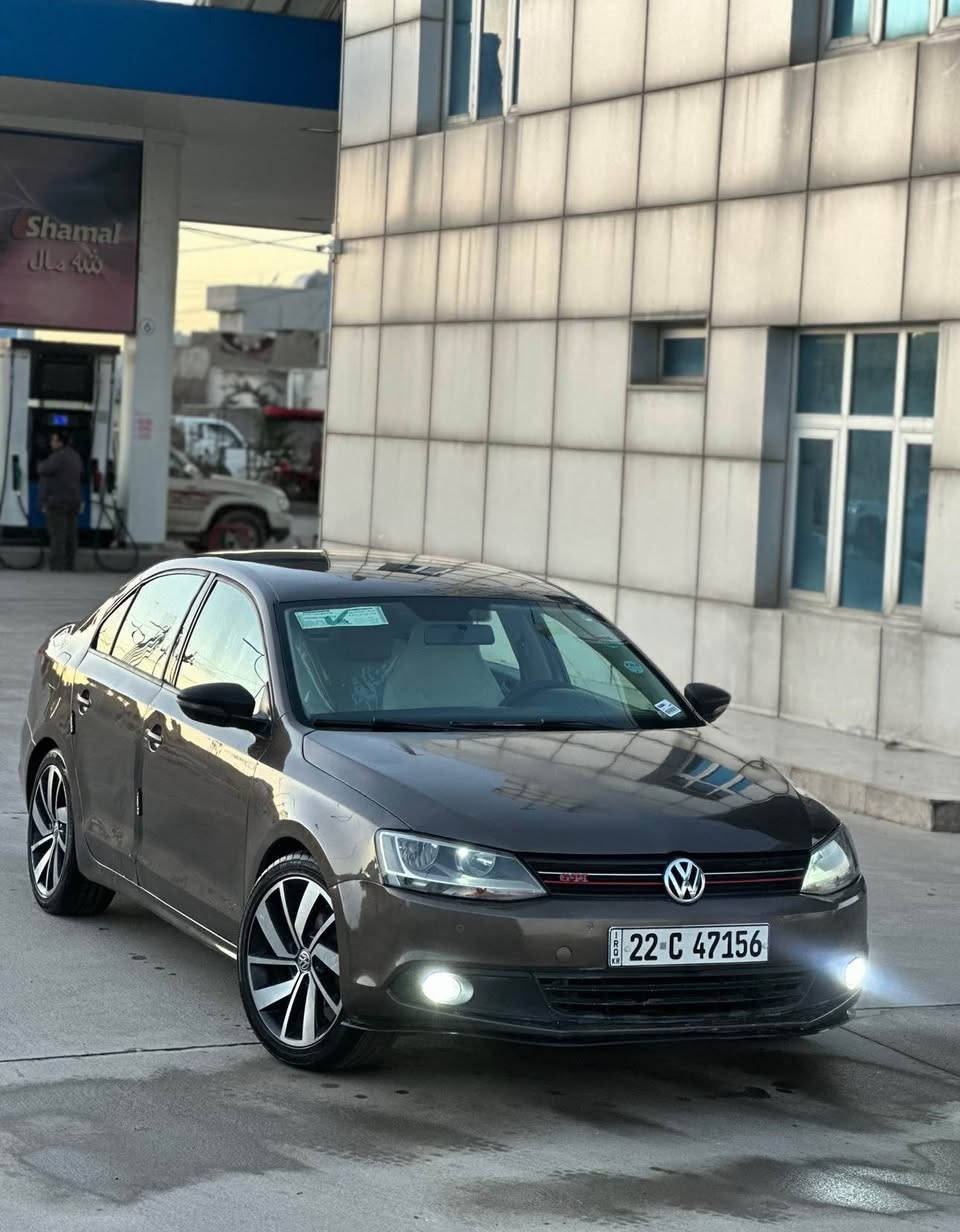 لە هەولێرم سحری ( ٨٨ وەرەقە )
***********
واتسئاپی لەسەرە

جیتا مۆدیل ٢٠١٥ خەلیجی شکل نوێ 
مەکینە ٢٠ خلیجی مەرخوب  نەکرایتەوە

٥ پارجە و پەلەیک بۆیاخە

گێر و مەکینە و تەقە و رەقەی بەشەرت 
سەنەوی هەزەی تازەیە  تا ٢٠٢٧ ب
سەیارەکە بێ مەسرەفە و هەموو گیانی بەشەرتە
٤ تایە و ویلی خاوێنی لەسەرە

مواسەفات خلیجی

سحری ٨٨ وەرەقە ومەجالێکی زۆر کەم *********** أربيل, العراق
