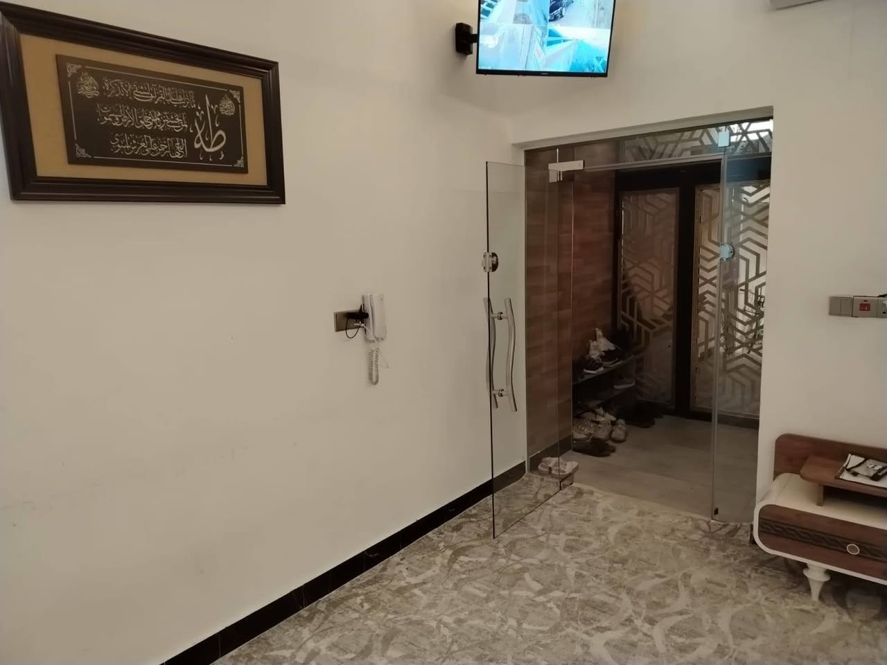 🏠 بيت مميز للبيع داخل مجمع – فرصة حقيقية
📍 العنوان: مجمع الأندلس السكني
🔹 المساحة: 287.75 متر
🔹 الطابو: صرف عرصة
🔹 السند: باسم المالك
🏗️ تفاصيل البيت:
التصميم موحد (كل البيوت نفس الشكل)
المطبخ مفتوح على الغرفة الخلفية
📐 المساحة: 7.5 × 4 متر
الأرضيات مبدلة بالكامل
الحمامات كلها مبدلة
جميع الأبواب جديدة
يحتوي على قمريتين
🚗 كراج واسع على الشارع الرئيسي
يشيل أكثر من سيارتين ركن
🏠 التقسيم الداخلي:
الطابق العلوي: 4 غرف + حمام
غرفة صغيرة مخصصة للغسيل
كاونتر بالمطبخ
💰 يوجد قرض باقي تقريبًا 70 مليون
➡️ يتحول باسم المشتري
➡️ أو يُخصم من مبلغ البيع
💵 السعر : 380 مليون
✋ قابل للتفاوض 
📞 رقم الهاتف: ***********
