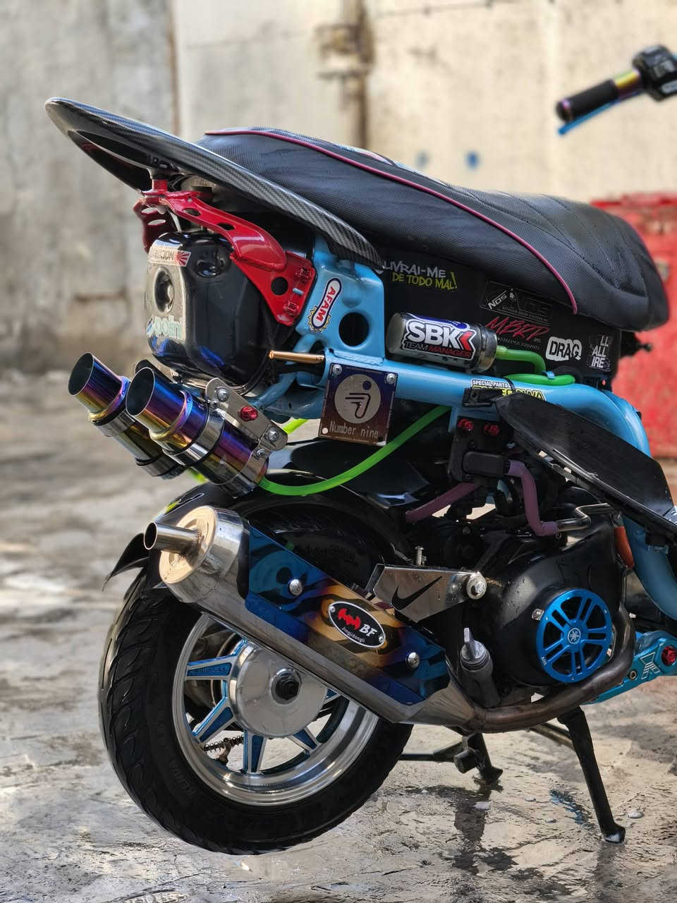 السلام عليكم
ماكس عدلة بوشة 55
دراجة صافيه وفول تزويد 
كلشي بيها بالباكيت ورياضي 
دراجة مال جناي متعوب عليها 
السعر 800 وبيها مجال 
*********** مكاني نجف
