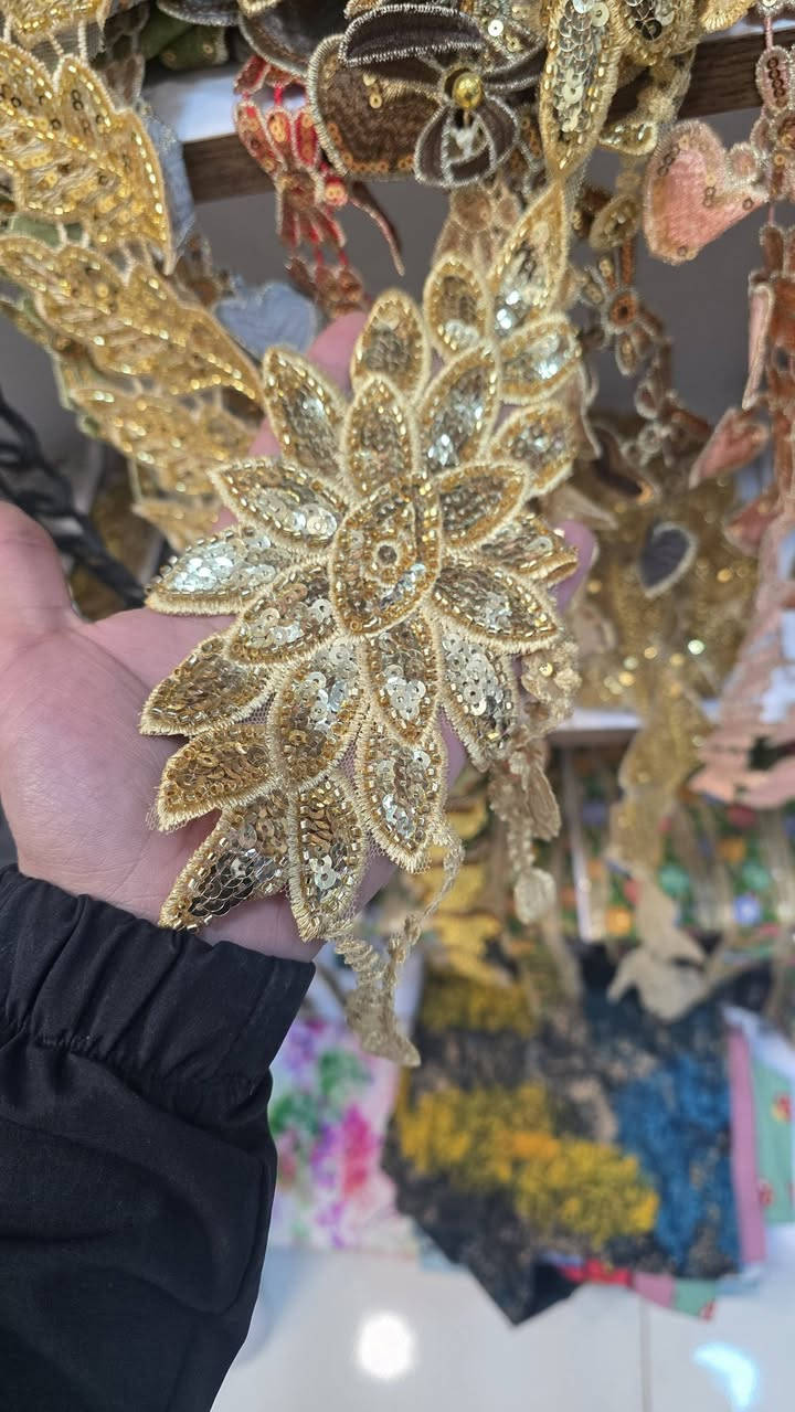 جديدنا في أقمشة سيد عباس! 🌟
وصلت تشكيلة من الدانتيلات  💟
  لمسة فنية على تصاميمكم.  🥰
 أسعارنا مناسبة والجودة مضمونة.
​📍 المكان: [الديوانية شارع المواكب]
🛵 التوصيل متاح جميع محافظات العراق 🔥
📞  [***********] واتساب
يوجد لدينا خدمة توصيل سريعة.
