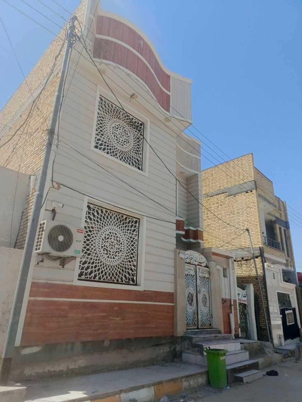 بيت للبيع مساحه 100 متر طابقين بناء حديث بحي اريدو مقابل مستشفى المعوقين السعر 150 للأستفسار 
*********** مكتب  صالح سمير البدري للعقار
