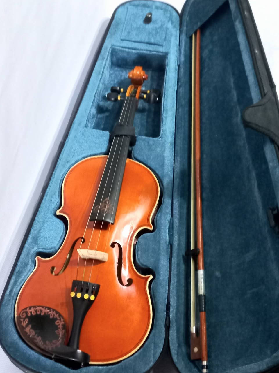 كمان ماركة سعرة 125 الف اسم الماركة محفور بالظهر كله من الخشب مو تجاري حجمه 4/4 . .  هذا رقمي وبي واتساب *********** مكاني بغداد/ البياع (يوجد توصيل بغداد والمحافظات باجور )
