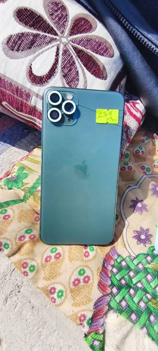 السلام عليكم يوجد ايفون 11 برو ماكس ذاكره 256 مبدل بطاريه و شاشه اصليه بي شخط ب الظهر مثل ما موجود ب الصوره كلشي شغال فيس أيدي شغل كلشي بس البطاريه و الشاشه مبدلات اثنينهن اصليات السعر 240 وبي مجال الرقم *********** الشريقات, صلاح الدين
