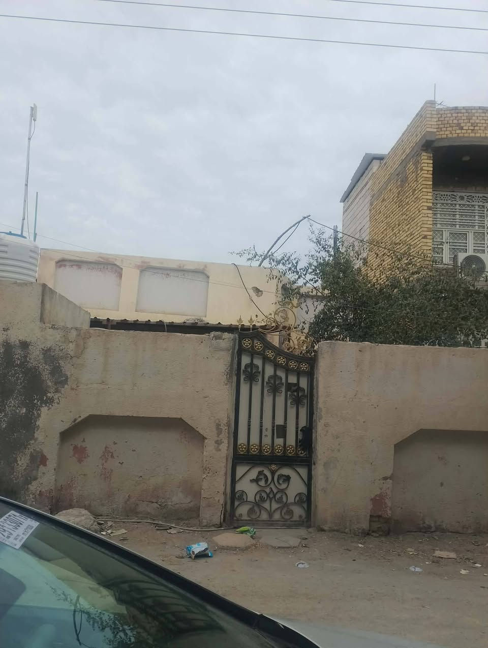 بيت للبيع بالفضليه يم الحسينه مال استاذ كمال بصف مدرسه الفرات او مدرسه محمد باقر الصدر صاير بين الشارعين شارع المواكب وشارع المدارس يم اسواق الفرات 
بيت طابو مساحته 184 متر بناء متوسط مو كلش قديم  نازل عن الشارع بس ك موقع كلش حلو بي غرفتين وصاله وديوانيه جبيره وطارمه للستفسار***********
