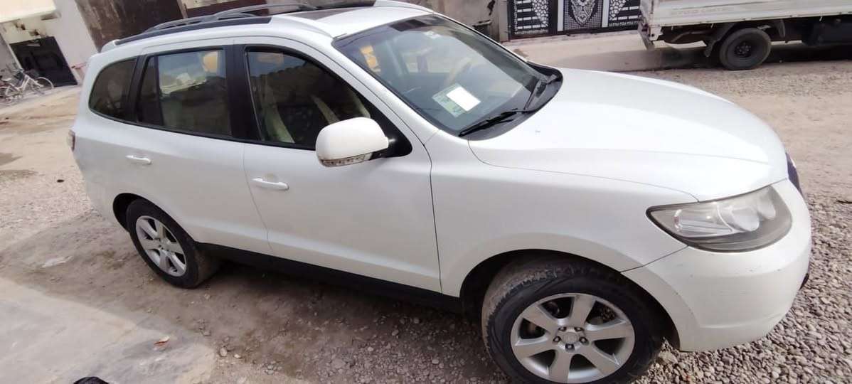 يالله السلام عليكم سنتافي 2009خليجي بدون ضرر يعني كلين السياره مكفوله من كلشي وبعد أحله من الصور سبير مال الشركه بعده عليه ممشدود السعر 145وبيه شويه مجال للطيبين 
***********
