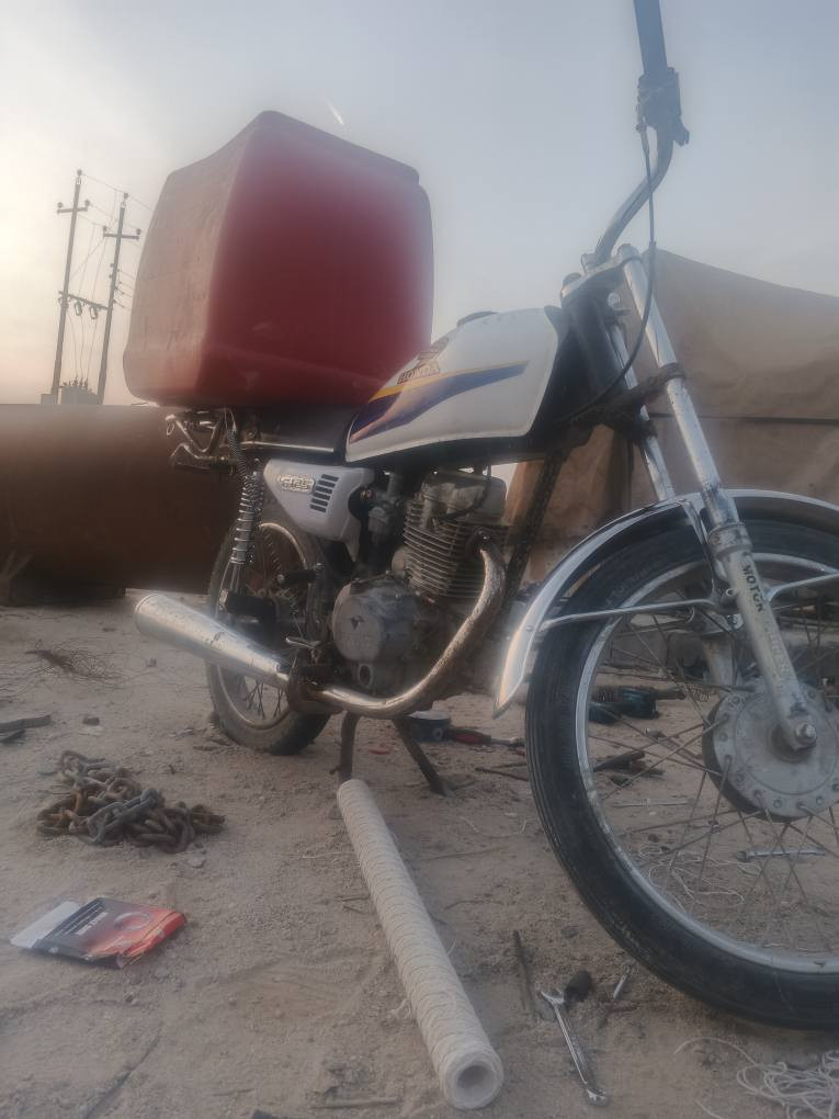 سلام عليكم  دراجه ايراني ادوات 5كير تعمير جديد شاصيها مكفول دراجه مال شغل ابد ما اتوكفك بشارع العنوان بصره زبير السعر خاص رقمي ***********هاذ واتساب ***********هاذ رصيد
