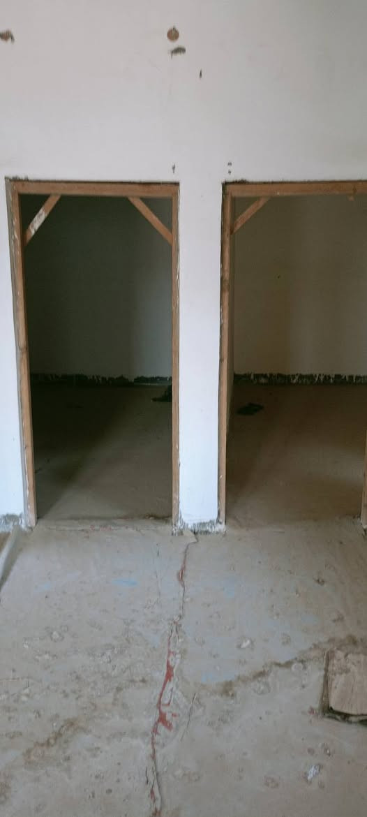 سلام عليكم بيت للبيع حي الحكيم نزله بيت زرزور مساحه 180 متر يحتوي على غرفتين كبار وصاله وحمام وستقبال ومطبخ سگف سندويج ارضيه صبه سعر 19 بي مجال بسيط رقم ***********
