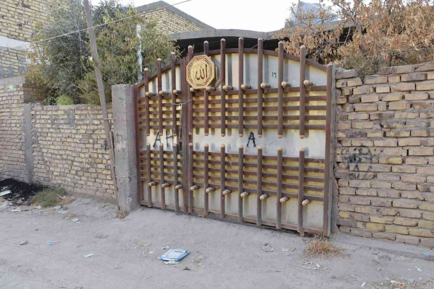 🏡 دار للبيع في الحلة - حي الرحمن ✨
فرصة مميزة لامتلاك دار بمساحة واسعة وبناء رصين!
📍 الموقع: الحلة / أبو خستاوي (مقابل دواجن الفيحاء) - حي الرحمن.
📐 المساحة: 200م (بناء طابوق مسلح).
⚖️ السند: زراعي سند 25 (المنطقة مفوضة بالطابو).
⚡ الخدمات: كاملة (كهرباء + ماء + مشروع المجاري جارٍ العمل به).
📌 مواصفات الدار:
صالة (7×5 م) + هول واسع.
مطبخ كبير (5×3.5 م).
غرفة نوم + مجمع صحي (داخلي وخارجي).
مناور + حديقة (بدون بيتونة).

📞 للتواصل والاستفسار:
***********
