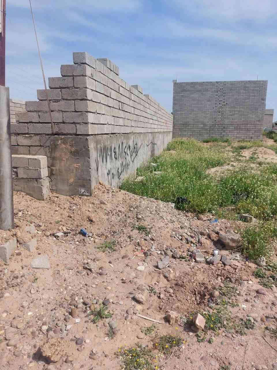 بتلو البيع في البهراط المساحة 125مبني فوق البتلو الف مضغوط والفين ليزري وصله كهرباء ***********
