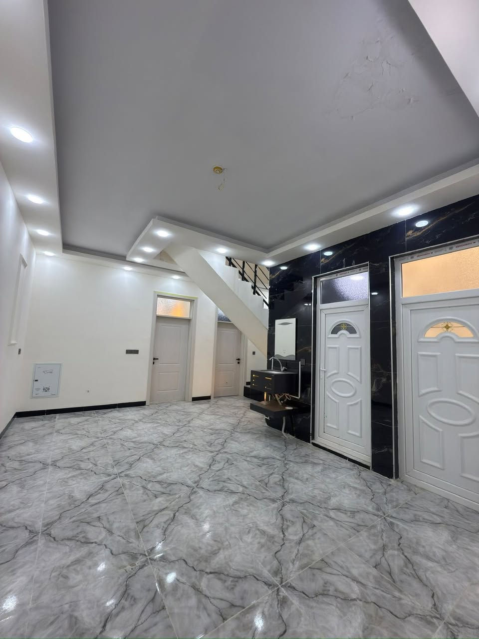 دار حديثة جاهزة للسكن
📍 الموقع: بعقوبة – تقاطع القدس – دور الزراعة الثالثه

🏡 دار بطابع حديث وتشطيب فاخر – طابقين

في موقع مميز وخدمات مكتملة، دار سكنية جاهزة بدون أي أعمال إضافية، تصميم عملي وتشطيب نظيف مناسب للعوائل.

✨ تفاصيل العقار:

المساحة: 144 متر

طابقين بتوزيع مدروس

صالة استقبال واسعة مع مطبخ حار

3 غرف نوم مريحة

3 حمامات (داخلية وخارجية)

سطحين متعدد الاستخدام

💎 المواصفات:

بناء حديث جاهز للسكن فوراً

واجهة فوم تركي فخمة

أرضيات بورسلين راقية

سقوف بنقوش مغربية أنيقة

نظام كاميرات مراقبة

السعر :124 وقابل للتفاوض

⚡ الخدمات: ماء – كهرباء – مجاري – تبليط كامل

📄 طابو زراعي + سند 25

للأستفسار أكثر اتصل على الأرقام التالية او على الخاص 

ياسر فارس حسين  ***********

وسام اللهيبي  *********** 

مكتب الجزيرة لبيع وشراء الأراضي والدور السكنية
