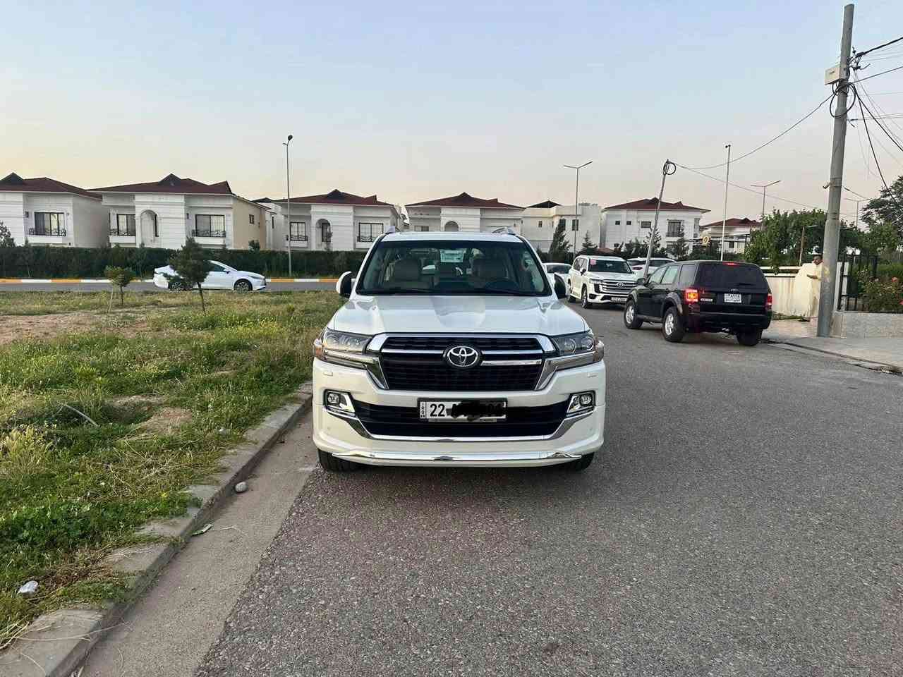 لاندكروزر    2020 شركة جيهان GXR  
محرك ٦ سلندر 
السياره احله من الصور بالحقيقه 
مواصفات GXR  
 ماشية 118الف حقيقي  وقابلة لزيادة -بصمة و فتحة سلايد -ثلاجة - 
كراسي كهرباء- تشغيل عن بعد - 8  ايرباك -دفع رباعي- داخل جلد بيج  -حجم المحرك6سلندر 4.000

ملاحظة // السيارة كفالة عامة من جميع النواحي شرط الفحص مابي صبغ ولا بارد  
جديدة بمعنى الكلمه كلة عالبلادي ممفتوح بيها برغي من كلشي مابيها اي نقص وبالعافية ع تكون من نصيبه
السيارة بأسمي شخصياً هزه وفحص جديد تحويل مباشر   

🟩 السعر.  (530ورقه  )وبيها مجال جداً بسيط                       
***********
مكان السيارة اربيل أربيل, العراق
