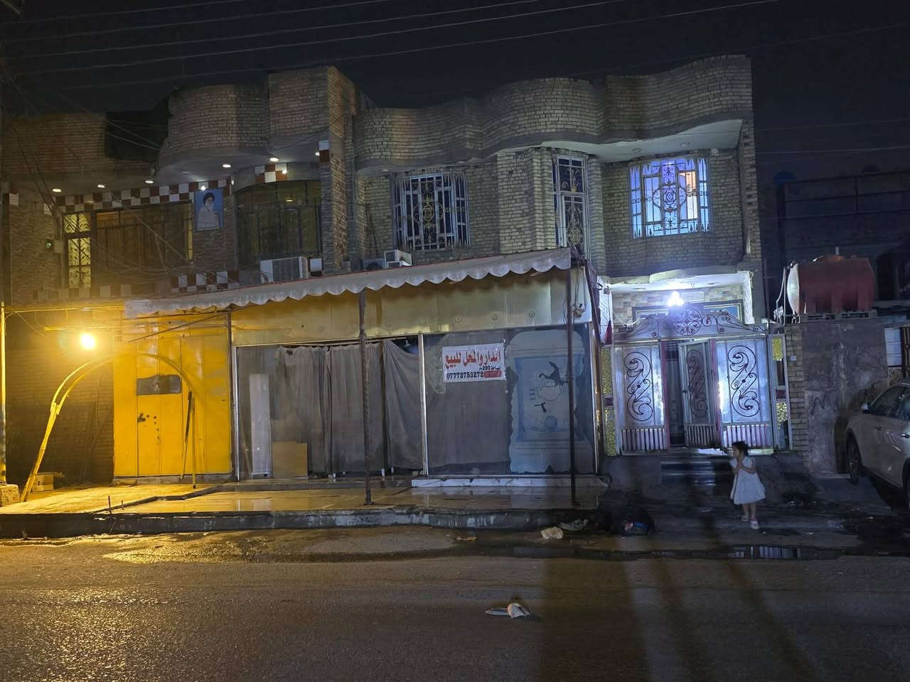 الماجديه الشارع الرابط بين  الملعب والجامع الشارع العام
السلام عليكم/دار للبيع المساحه 200 م
موقع تجاري مميز  يحتوي على  محل كبير  بناء حديث 2017
طابقين الارضي يتكون من كراج سياره
وديوانيه ومطبخ وصاله غرفتا نوم ومنورين 
وحمامات داخليه وخارجيه
الطابق الثاني يتكون من ثلاث غرف نوم كبيرة 
وصاله وصحيات
***********
