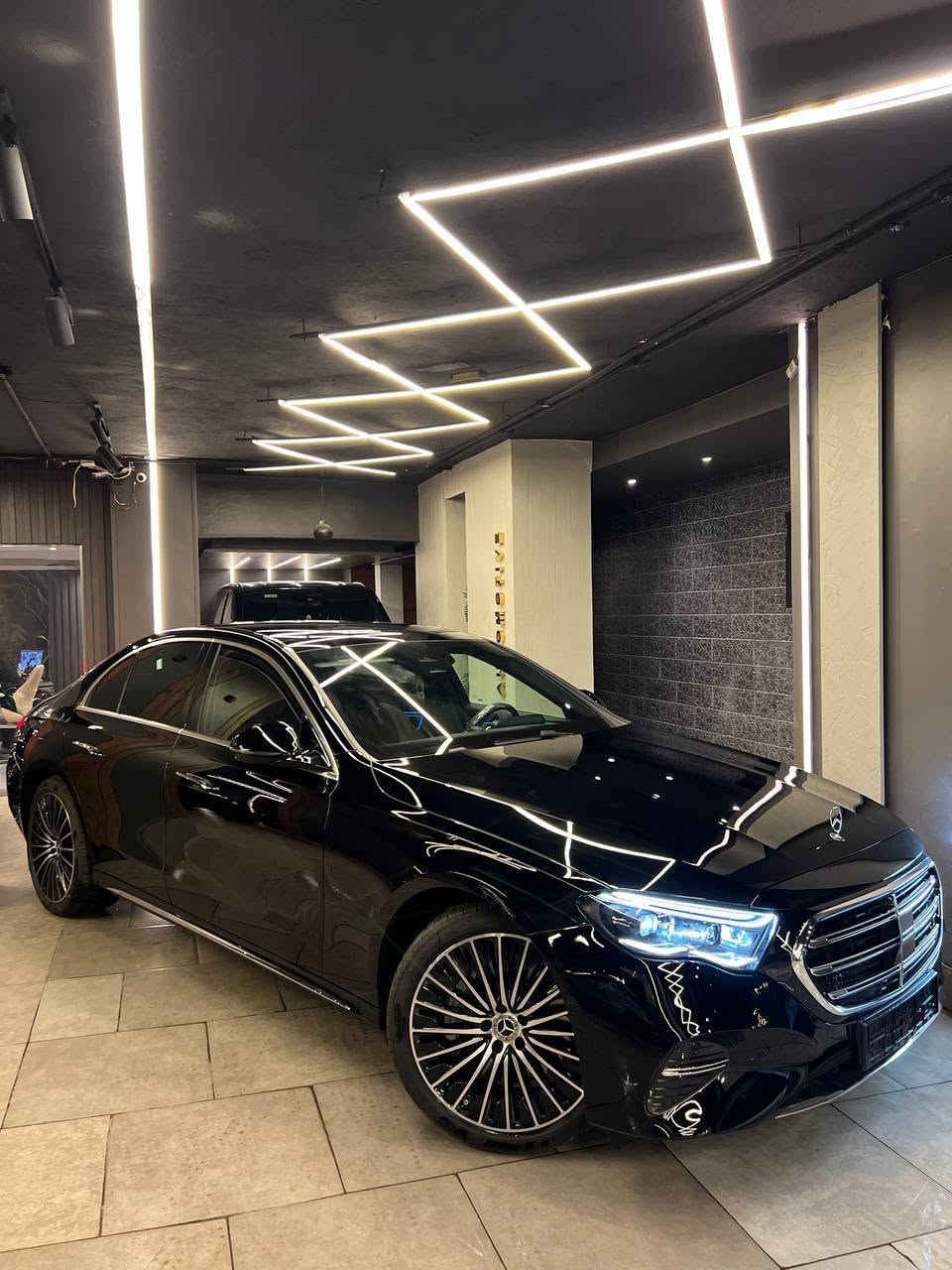 Mercedes E200
Exclusive
Model 2026
Fully loaded
Zeroo

تريبل اسكرين
هيد اب
سماعات برومستر
تكييف ٤ زون
سقف بانوراما
فوانيس دجيتال
شنطة كهرباء
بصمة خارجية 
كراسي تسخين
جنط مقاس 20

اللون اسود فرش جملي

السعر 5,850,000. 
فاتوره 

معاينه مصر الجديده 
للتواصل واتساب 01007898055 القاهرة, مصر


**إذا كنت صاحب هذا الإعلان وتريد حذفه لأي سبب، رجاءا أرسل رسالة إلى الدعم الفني**