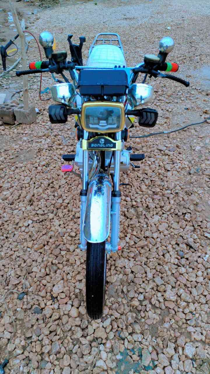 يا الله السلام عليكم دراجة البيع سيفان موديل ٢٥ مكفوله كفاله عامه أوراق كامله الدراجه جديده وحلو مكينه ٢٠٠ وشرط انضف من الصوره بشرط مكينه ٢٠٠ كهربائيات سلف كله شغال بصمه عن بعد جهاز انذار شرط انضف من الصوره بشرط زيرو السعر ٧٦٠ وبيه مجال الشراي يتصل وبيه خير ويدلل *********** ولا مو شراي لا يتصل والا يعلق تعليق سلبي
