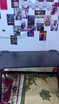 للبيع Gaming Desk بحالة ممتازة 🔥 ✅ Gaming Desk احترافي. ✅ سطح واسع ومت...
