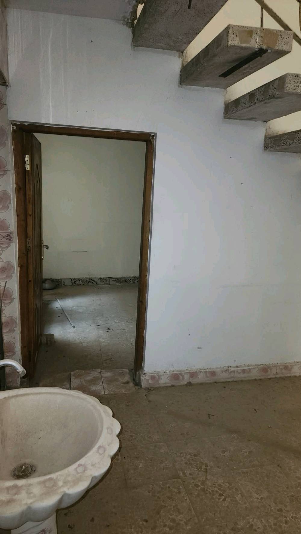 السلام عليكم بيت للبيع منطقة ابوغريب منطقى حي الصديق عرب جلوب يصحوله البيت في بدايه شارع20 التجاري يعني على شارع قرب مطعم القلعه بصف وكيل الطحين مساحه البيت 100 متر قاطين يتكون من صاله ومطبخ وحولي وغرفه نوم وتركين  القاط الثاني غرفه كبيره مع مخزن في السطح الاول البيت بناء بلوك 
