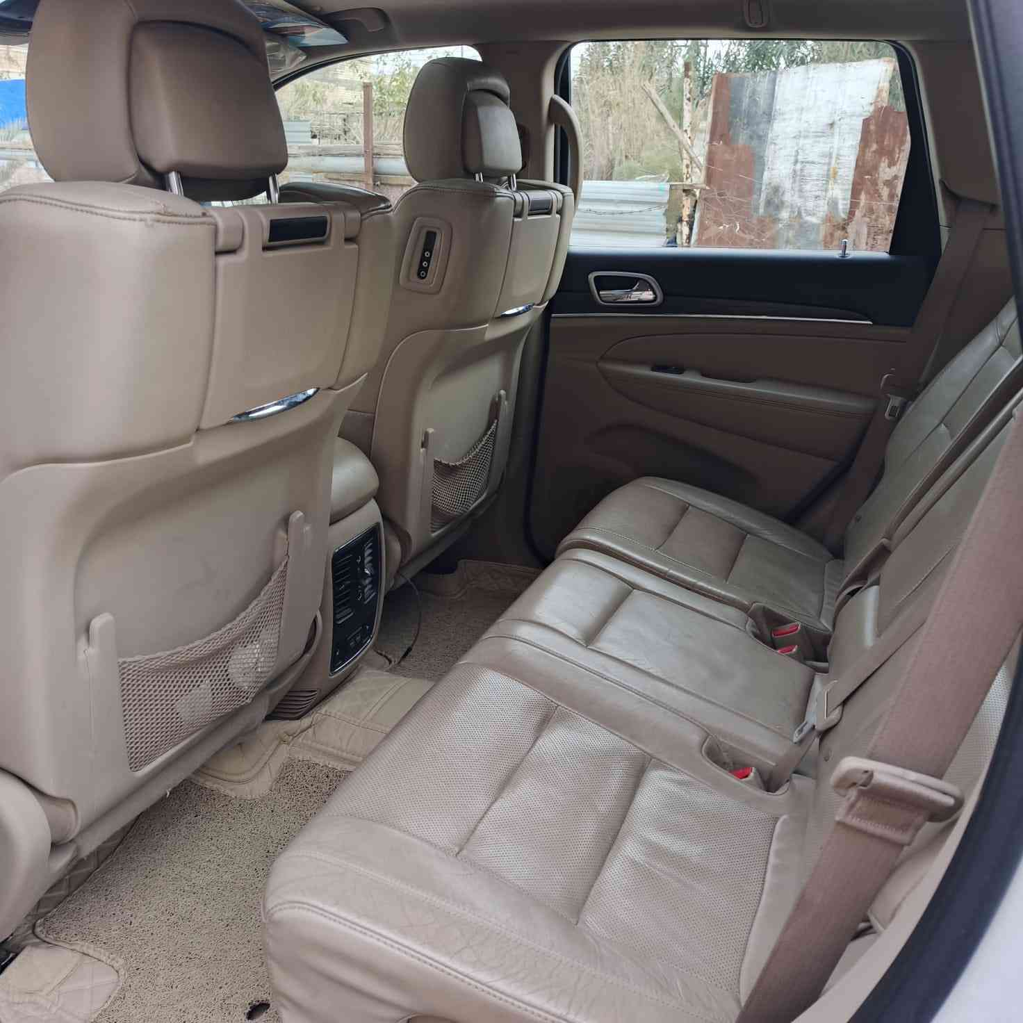 السلام عليكم جيب للبيع موديل 2018 فول مواصفات رقم بغداد بدون حادث سعره 285 وبين مجال بسيط مكاني بغداد ابو غريب 
رقم الهاتف ***********
